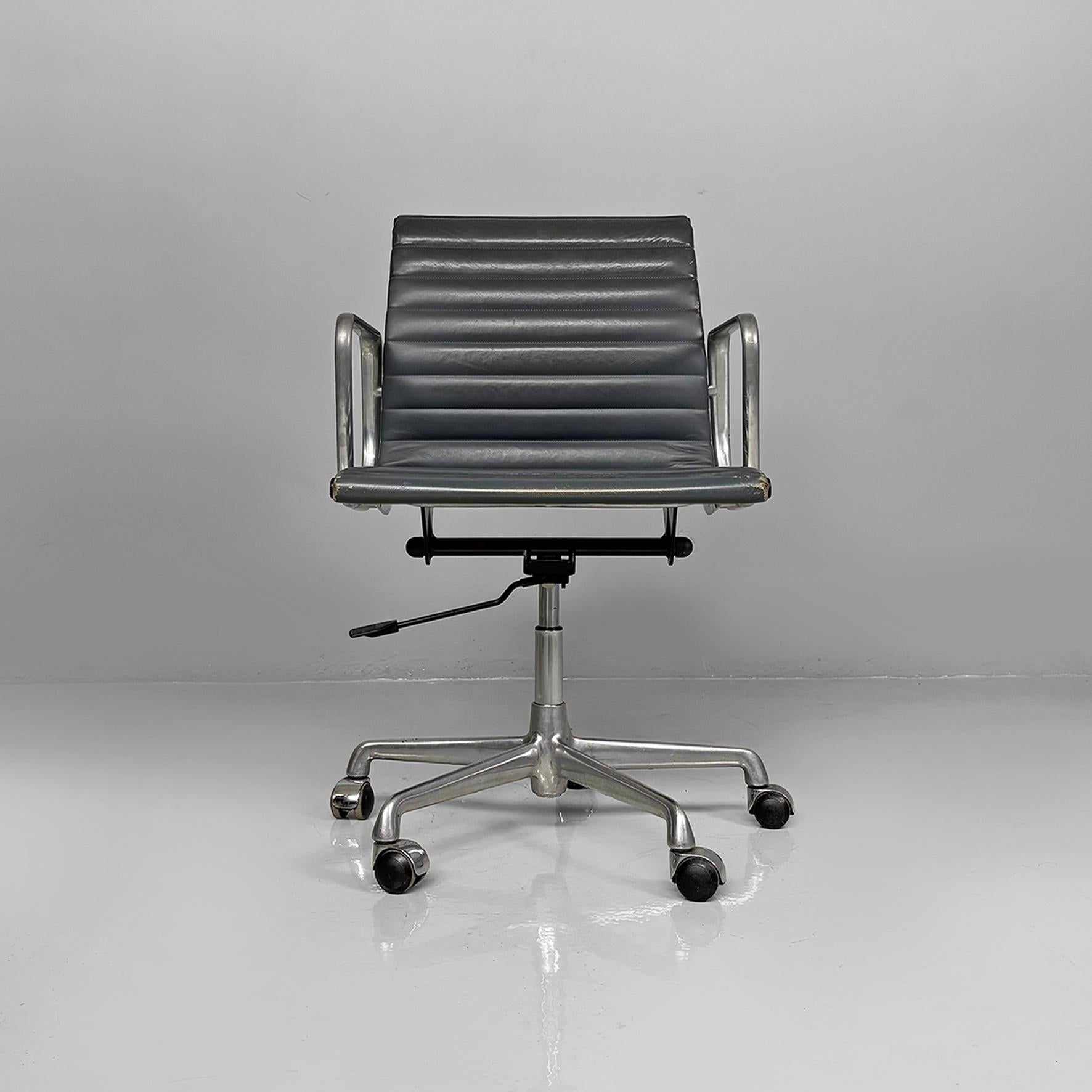 Moderner italienischer Bürostuhl aus Leder von Charles and Ray Eames für ICF, 1970er Jahre im Zustand „Starke Gebrauchsspuren“ im Angebot in MIlano, IT