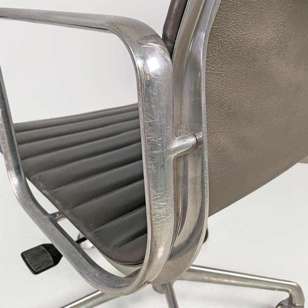 Italian modern leather office chair by Charles and Ray Eames for ICF, 1970s im Zustand „Starke Gebrauchsspuren“ im Angebot in MIlano, IT