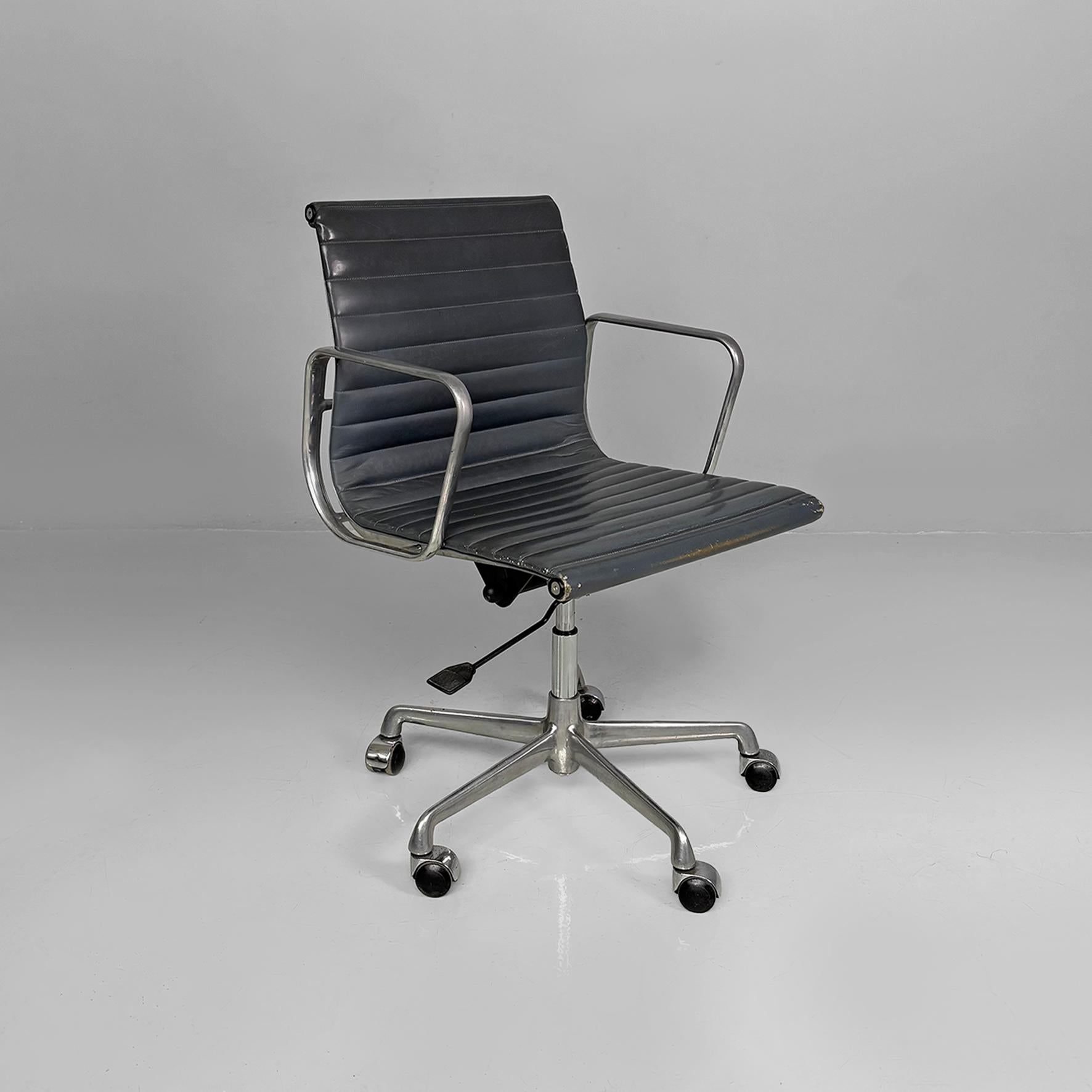 Moderner italienischer Bürostuhl aus Leder von Charles and Ray Eames für ICF, 1970er Jahre (Ende des 20. Jahrhunderts) im Angebot
