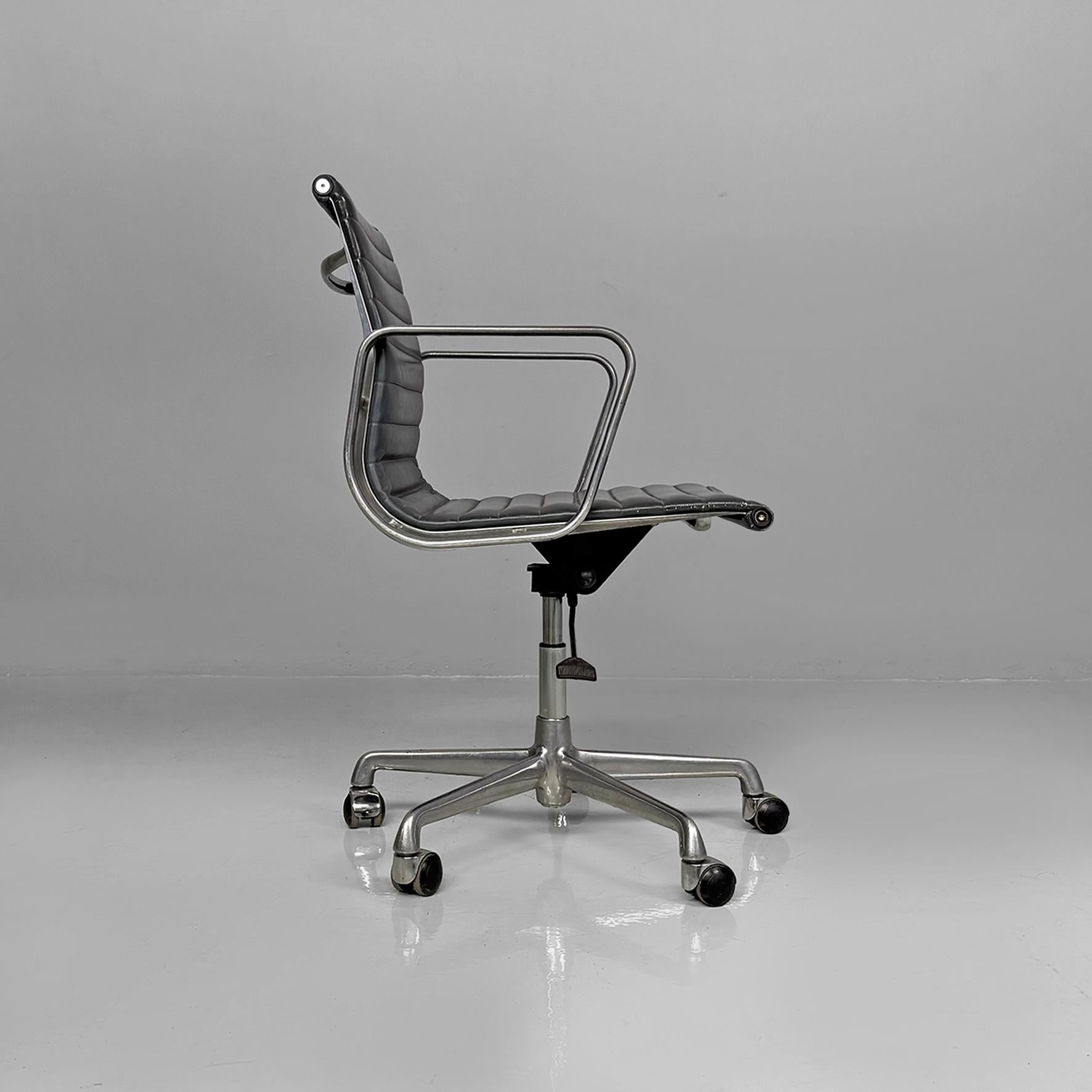 Moderner italienischer Bürostuhl aus Leder von Charles and Ray Eames für ICF, 1970er Jahre im Angebot 1