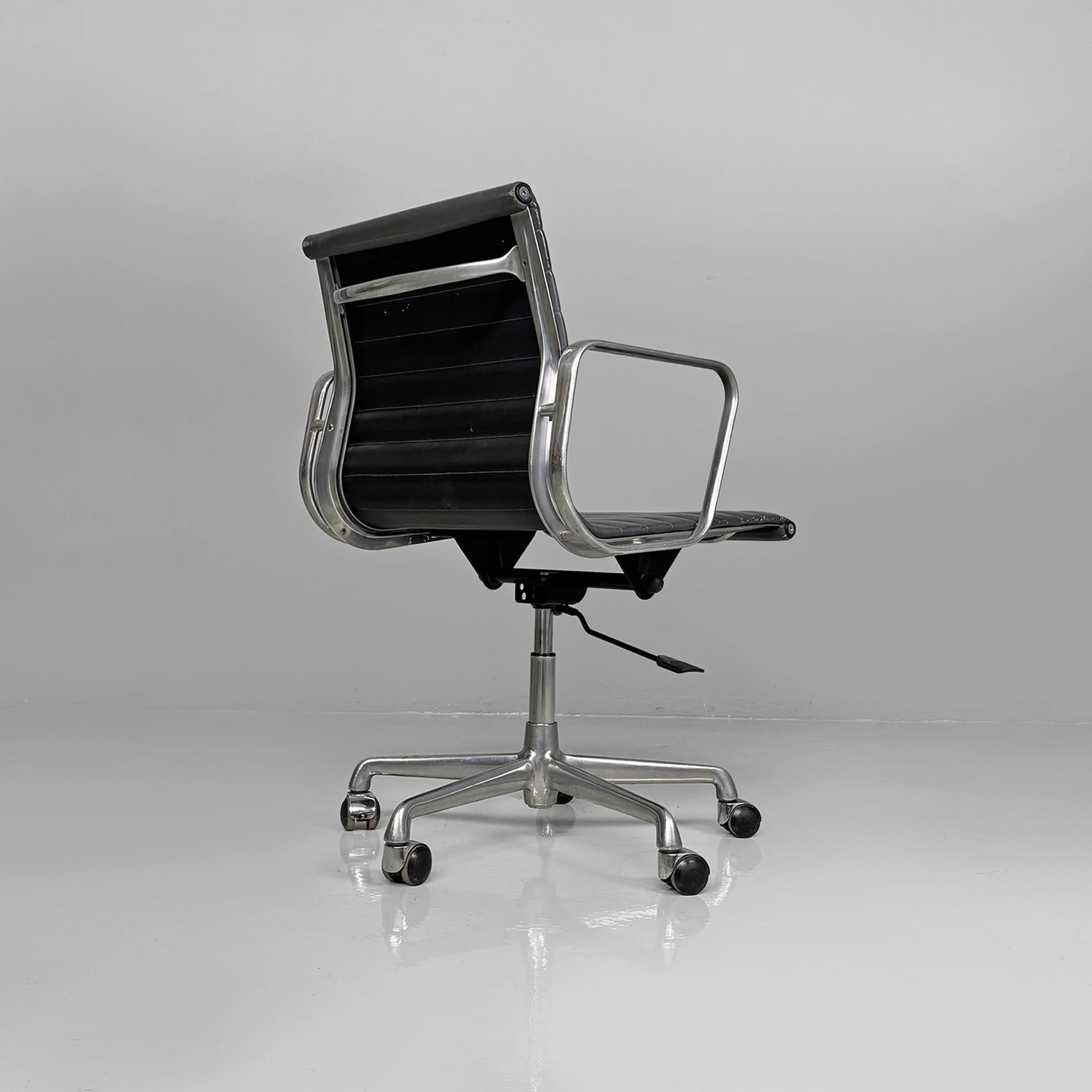 Moderner italienischer Bürostuhl aus Leder von Charles and Ray Eames für ICF, 1970er Jahre im Angebot 2
