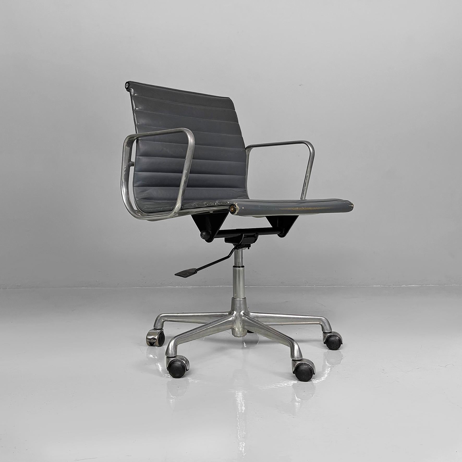 Moderner italienischer Bürostuhl aus Leder von Charles and Ray Eames für ICF, 1970er Jahre im Angebot 3