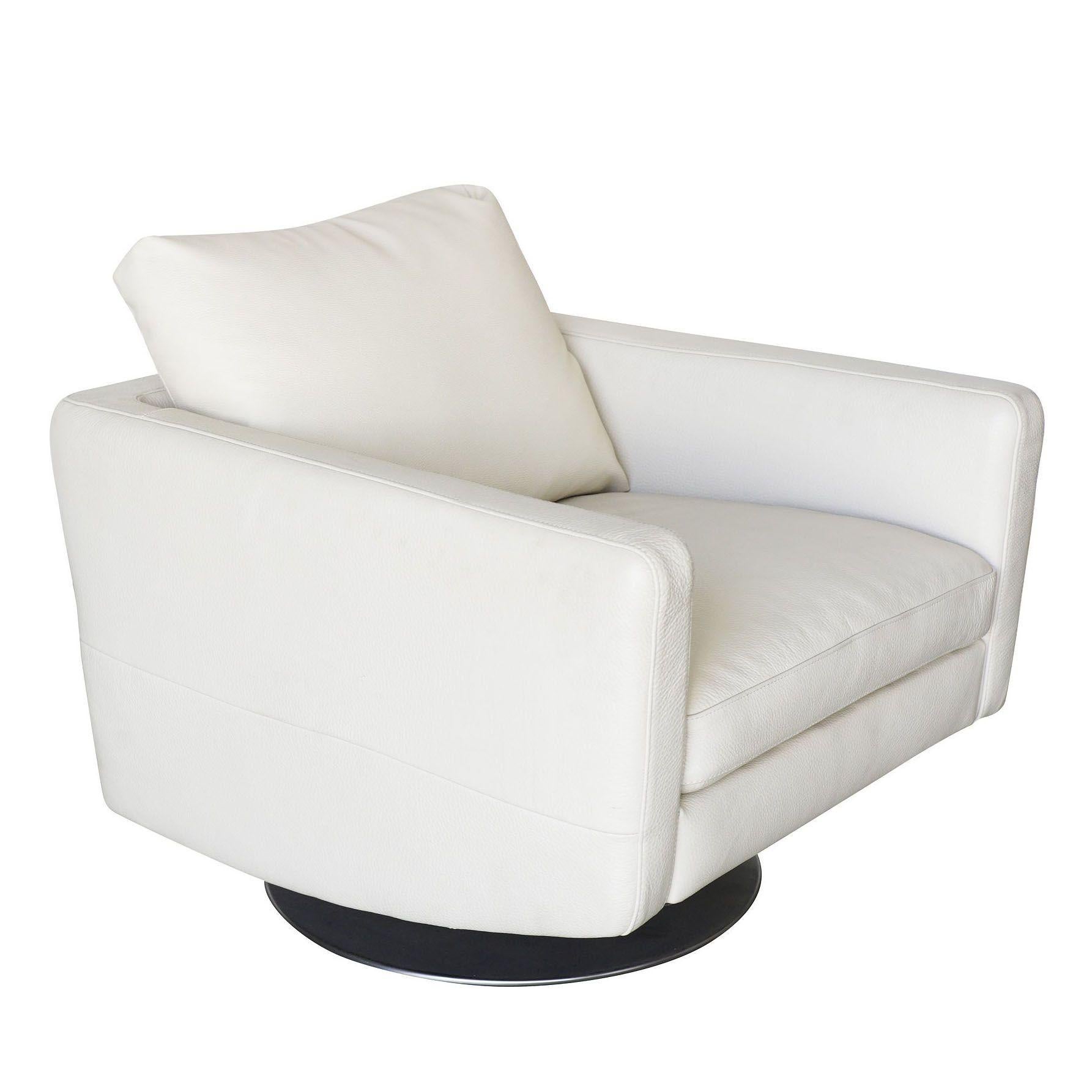 Coppia di sedie girevoli moderne in pelle bianca di produzione italiana, ciascuna con base in acciaio spazzolato di Natuzzi. Le sedie sono caratterizzate da una morbida pelle italiana con una seduta profonda e una grande base rotonda girevole in