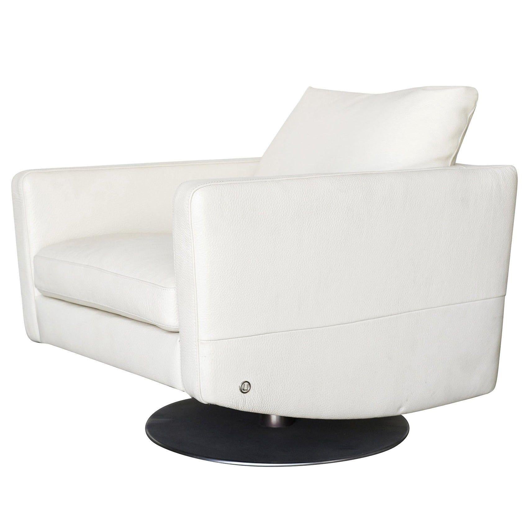 Italiano Sedia girevole moderna in pelle con base in acciaio di Natuzzi, coppia in vendita