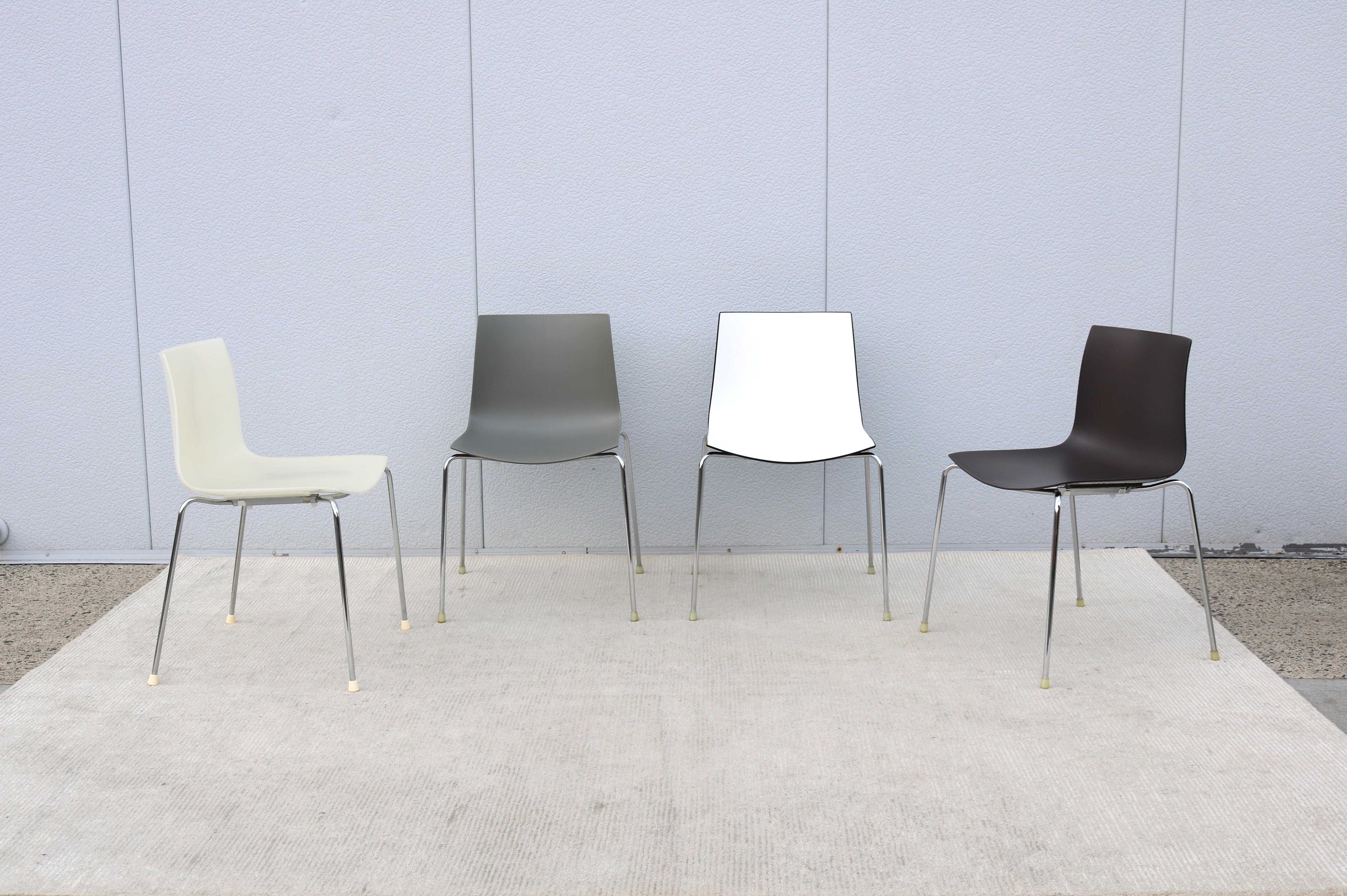 Favoloso set di 4 sedie da pranzo multicolore Catifa 46 disegnate da Lievore Altherr Molina per il produttore italiano Arper.
Il look classico e minimalista della sedia Catifa è molto elegante con un aspetto pulito e contemporaneo, è avvolgente e