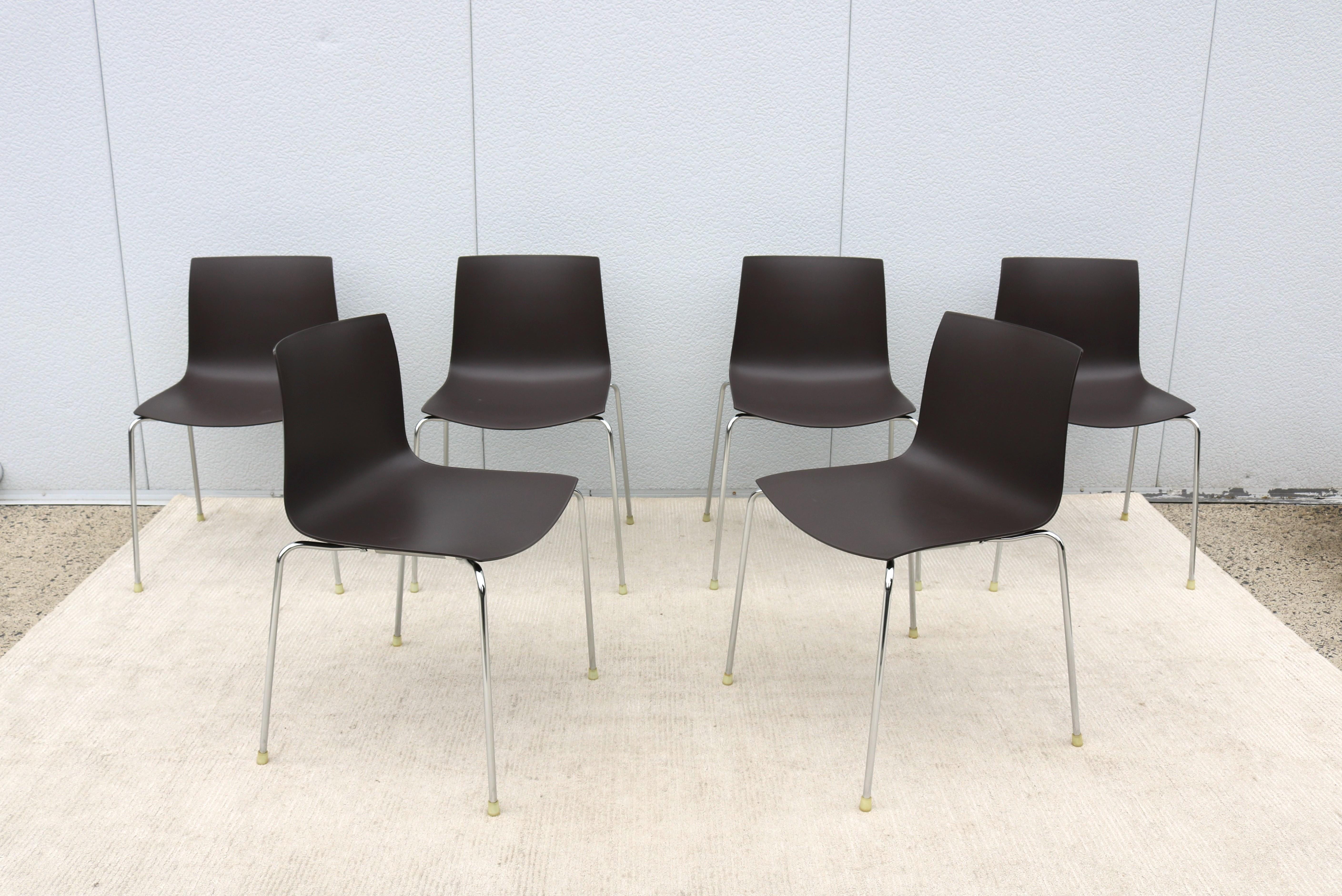 Favoloso set di 6 sedie da pranzo Catifa 46 disegnate da Lievore Altherr Molina per il produttore italiano Arper.
Il look classico e minimalista della sedia Catifa è molto elegante con un aspetto pulito e contemporaneo, è avvolgente e sottile come