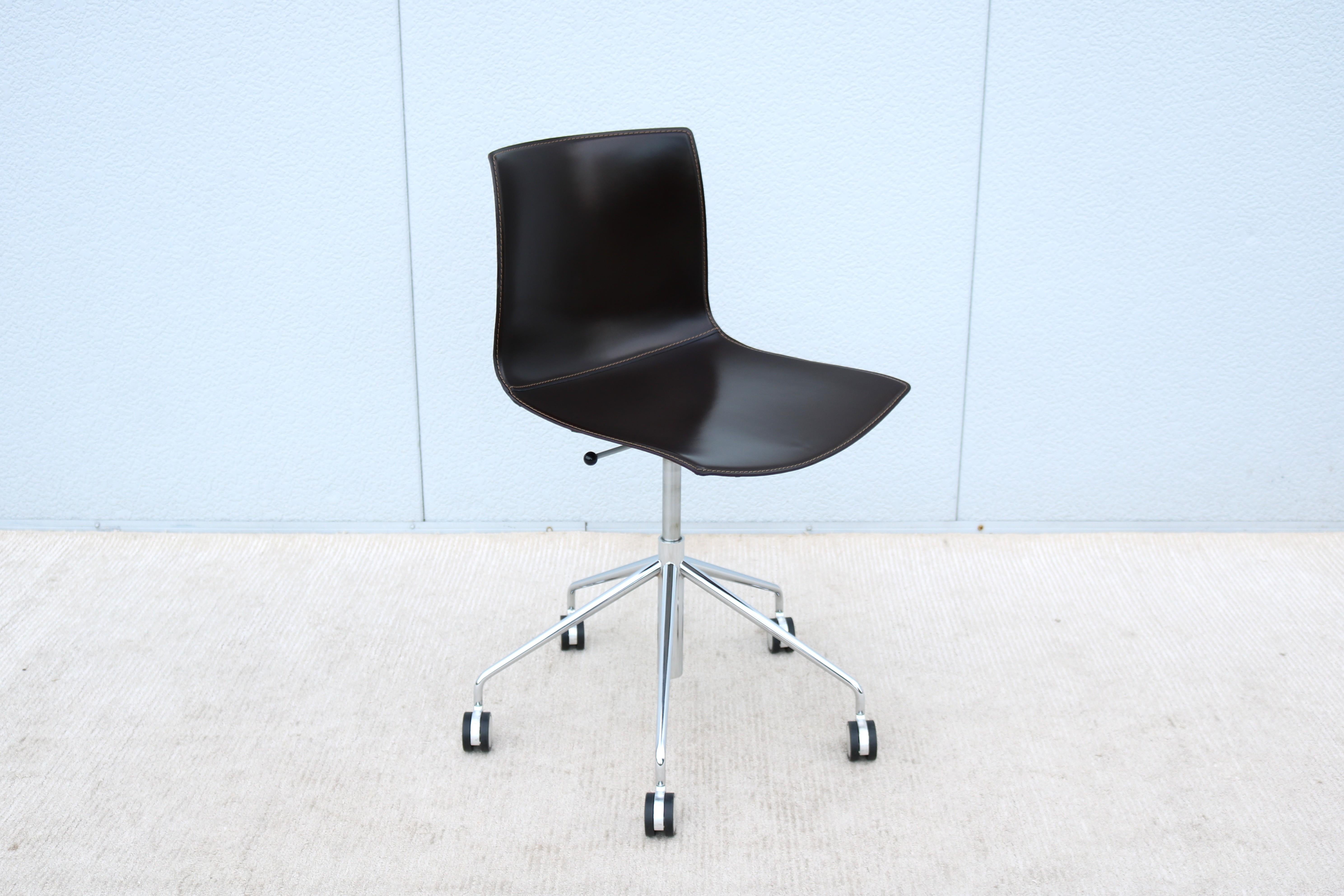 Fabulous Catifa 46 chair designed by Lievore Altherr Molina for the Italian manufacturer Arper.
The Catifa chair can be both embracing and thin as a line. It is a synthesis of maximum generosity and minimum gesture. It allows comfort and freedom at