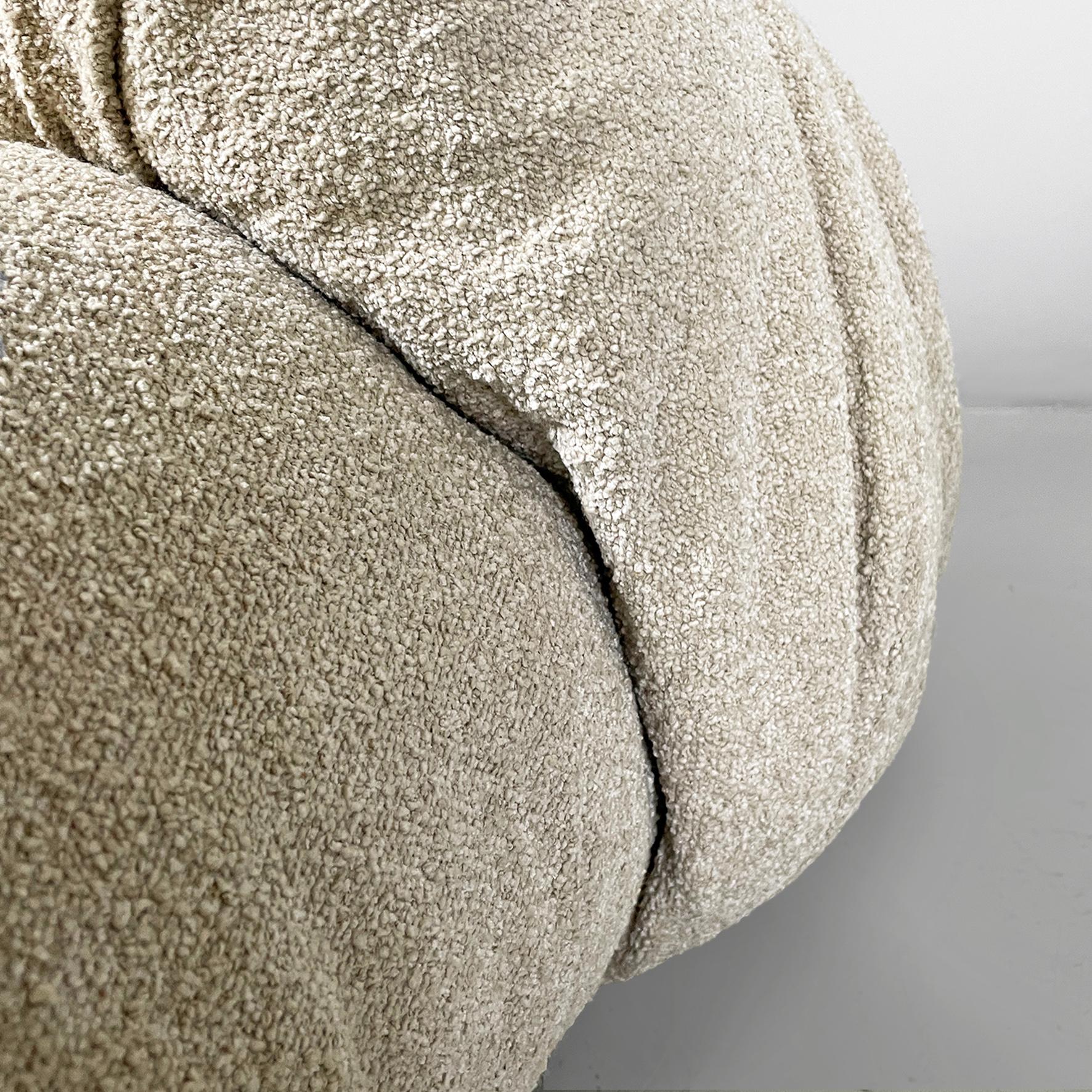 Italian modern light beige Soriana armchairs, Afra Tobia Scarpa, Cassina, 1970s
Pair of armchairs, Soriana model, with padding contained by elements in chromed steel rod and covering in white bouclé fabric tending towards beige.
Produced by Cassina