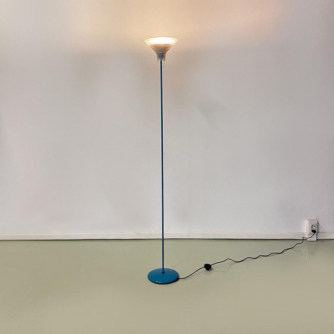 Italienische moderne Stehleuchte aus hellblauem Metall und Glas, 1980er Jahre
Stehleuchte oder Stehlampe mit blauem Metallgestell und rundem Sockel. Umgekehrter kegelförmiger Diffusor aus opakem Glas, mit Innenteil aus Blech und Lampenfassung mit