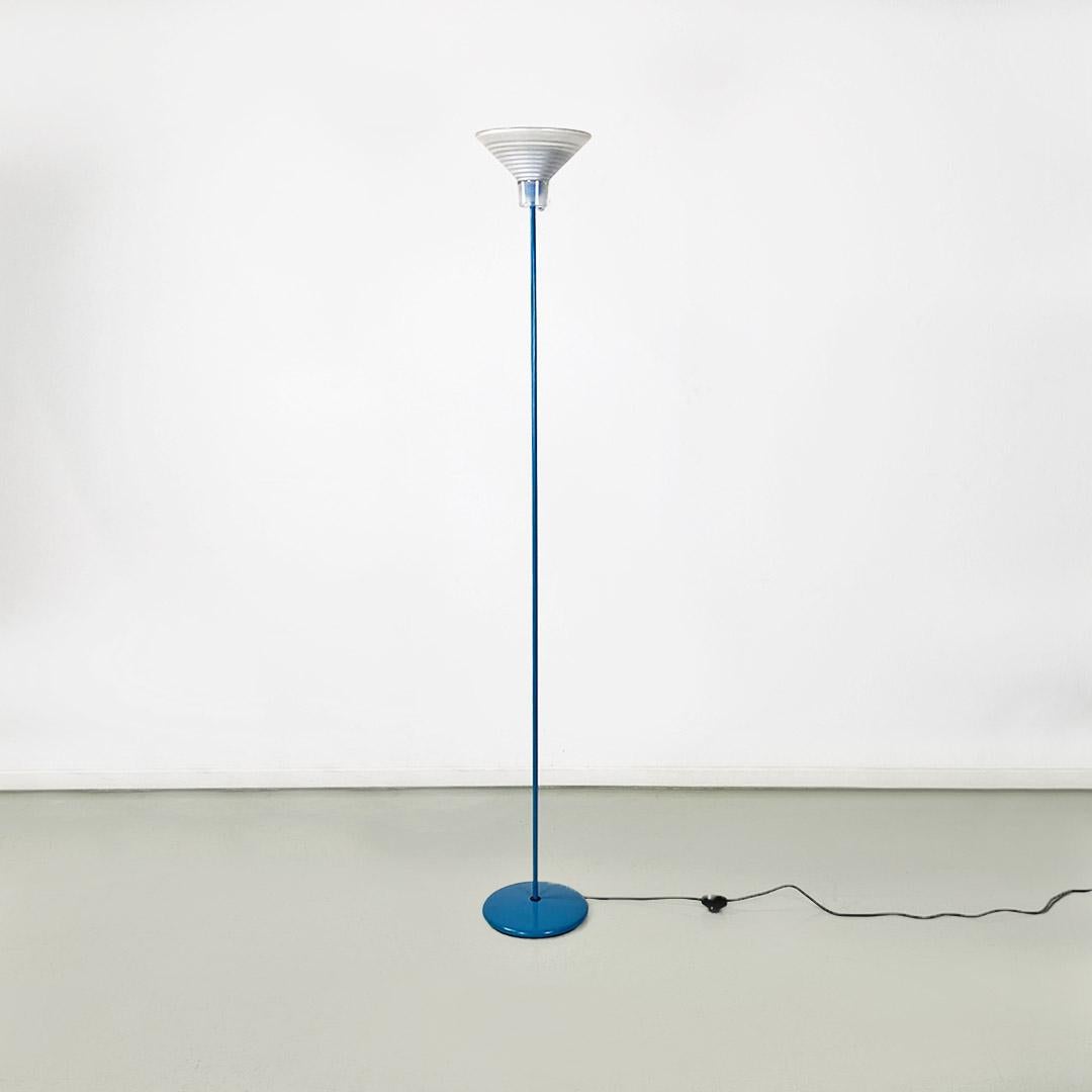 Italian modern light-blue metal and glass floor lamp, 1980s In Good Condition For Sale In MIlano, IT