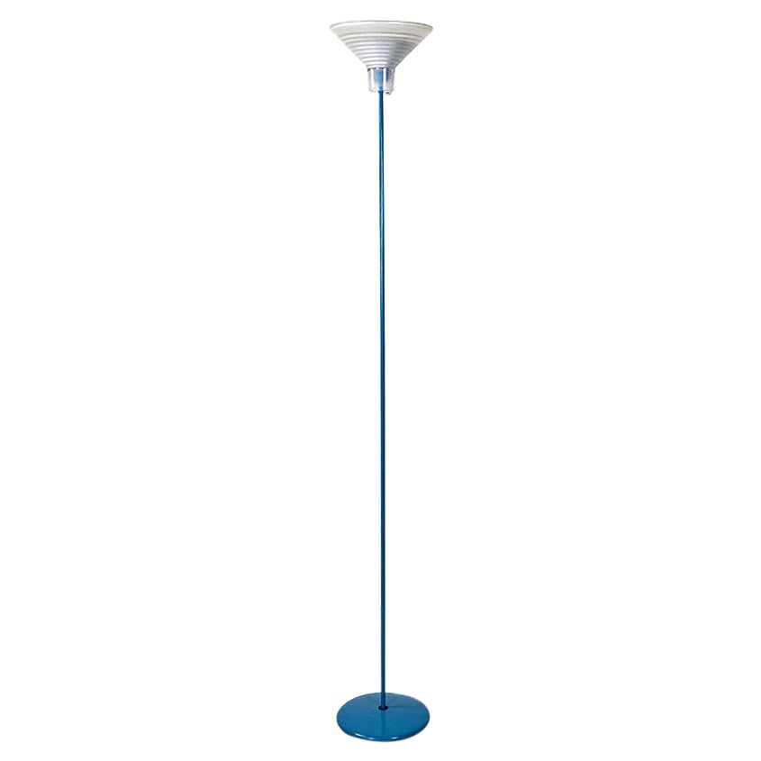 Italienische moderne Stehleuchte aus hellblauem Metall und Glas, 1980er Jahre