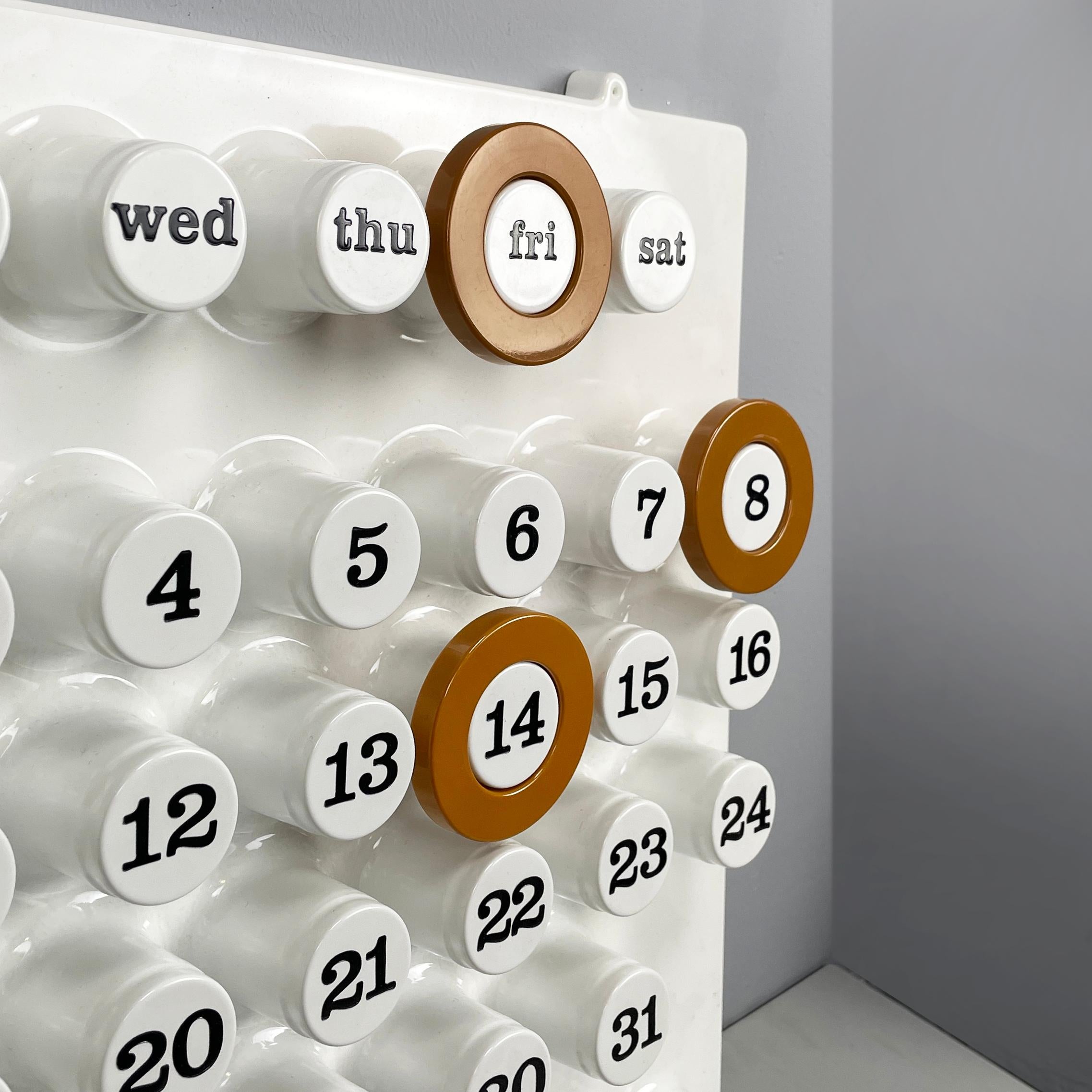 Italian modern light brown rings for the perpetual wall calendar by Ring A Date, 2020s
Set of 3 round rings for the perpetual wall calendar by Ring A Date, in light brown plastic. The ring has the function of marking the day, number and month on the