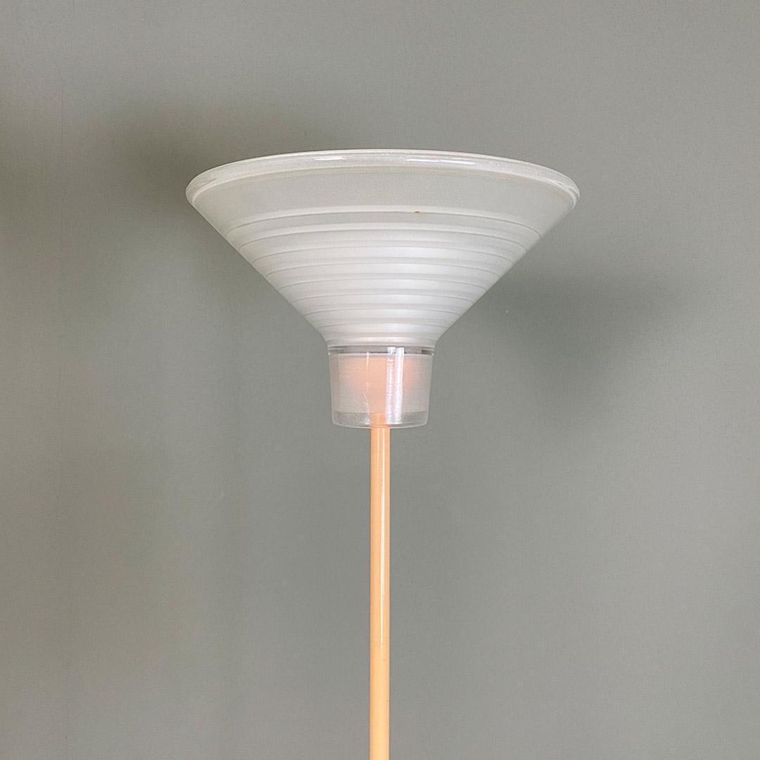 Italian modern light-pink metal and glass floor lamp, 1980s In Good Condition For Sale In MIlano, IT