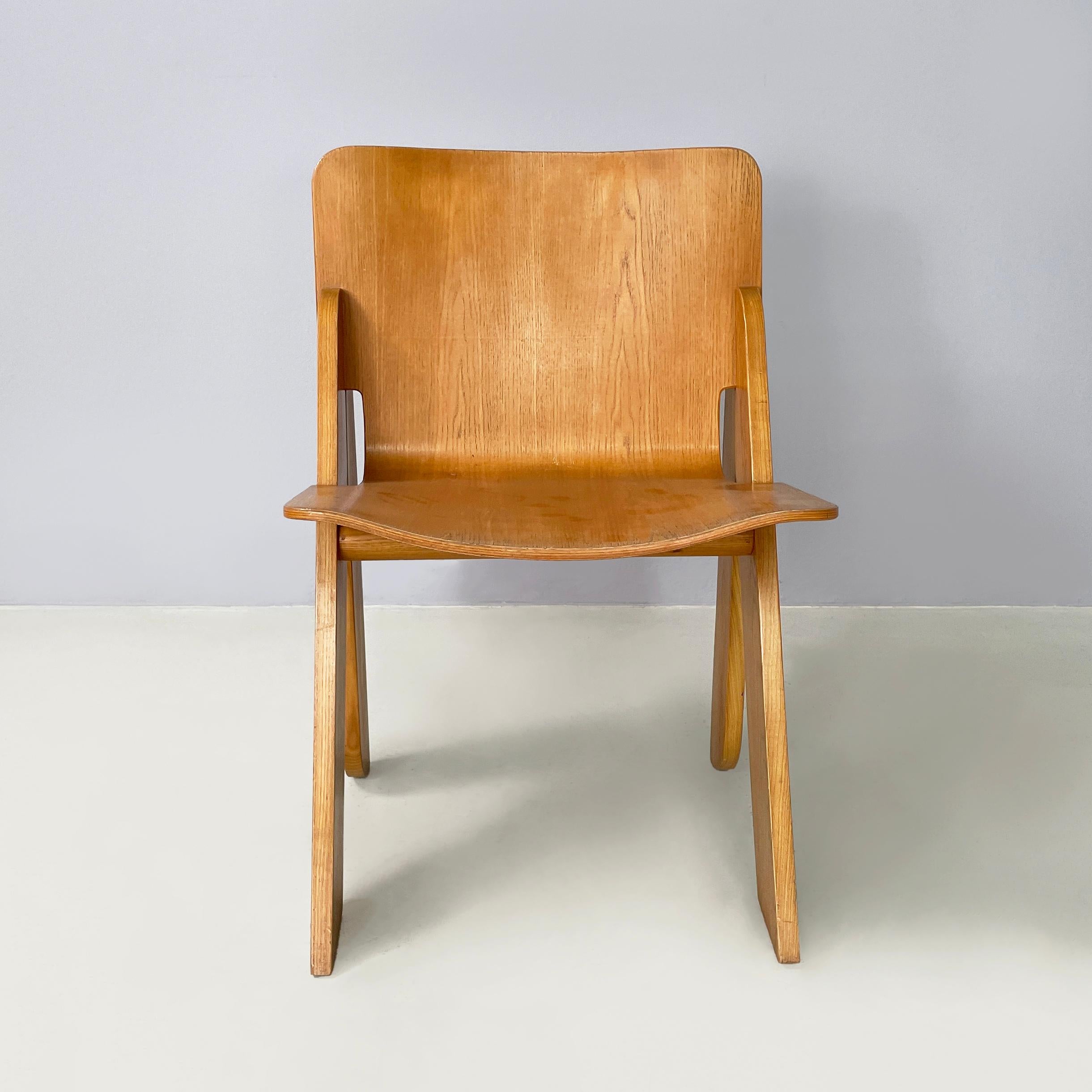 Italian modern Light wood Chairs Peota by Gigi Sabadin, 1970s
Set of 5 chairs mod. Peota in light wood. The seat and back are made of curved wood with rounded corners. The legs positioned in a triangle are square on the front and rounded on the
