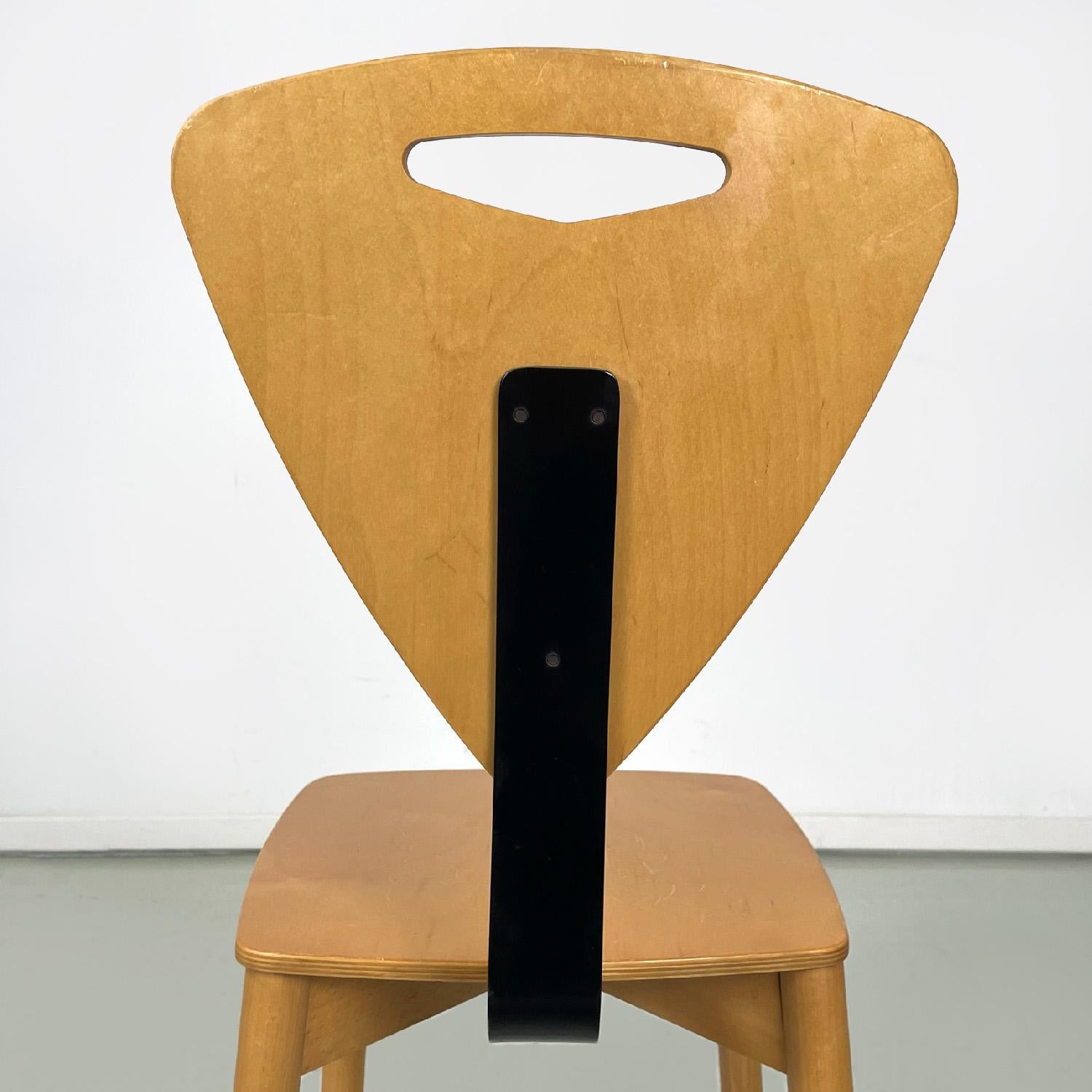 Chaises italiennes modernes en bois clair avec barreaux en métal noir, années 1980 en vente 1