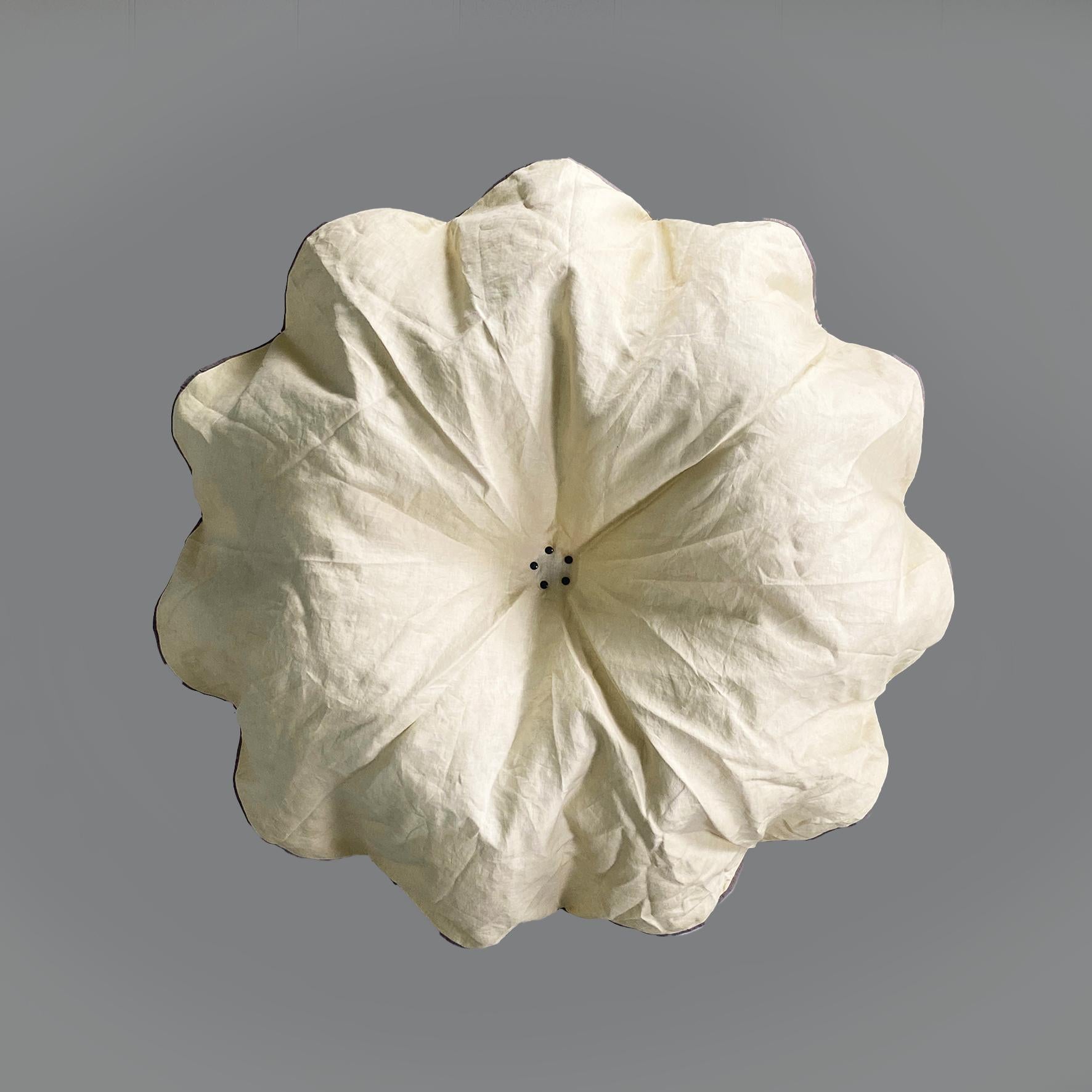 Italian modern linen and metal chandelier by Tobia Scarpa for Flos, 1980s
Chandelier or pendant lamp model Celestia, with a shade in draped linen fabric in natural color, cream white, with a darker gray edge. The structure is composed of a central