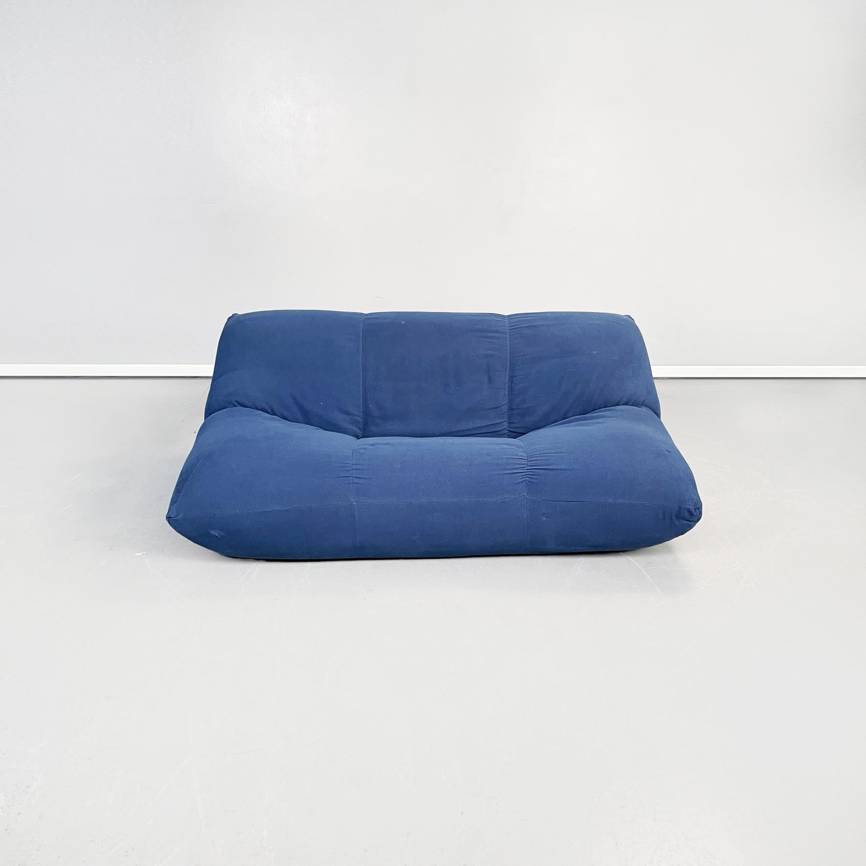 Italian modern living room set in blue fabric by Guido Rosati for Giovannetti, 1970s
Living room set mod. Papillon composed of a two-seater sofa and a pair of armchairs in blue fabric. The sofa has an extremely comfortable seat entirely padded with