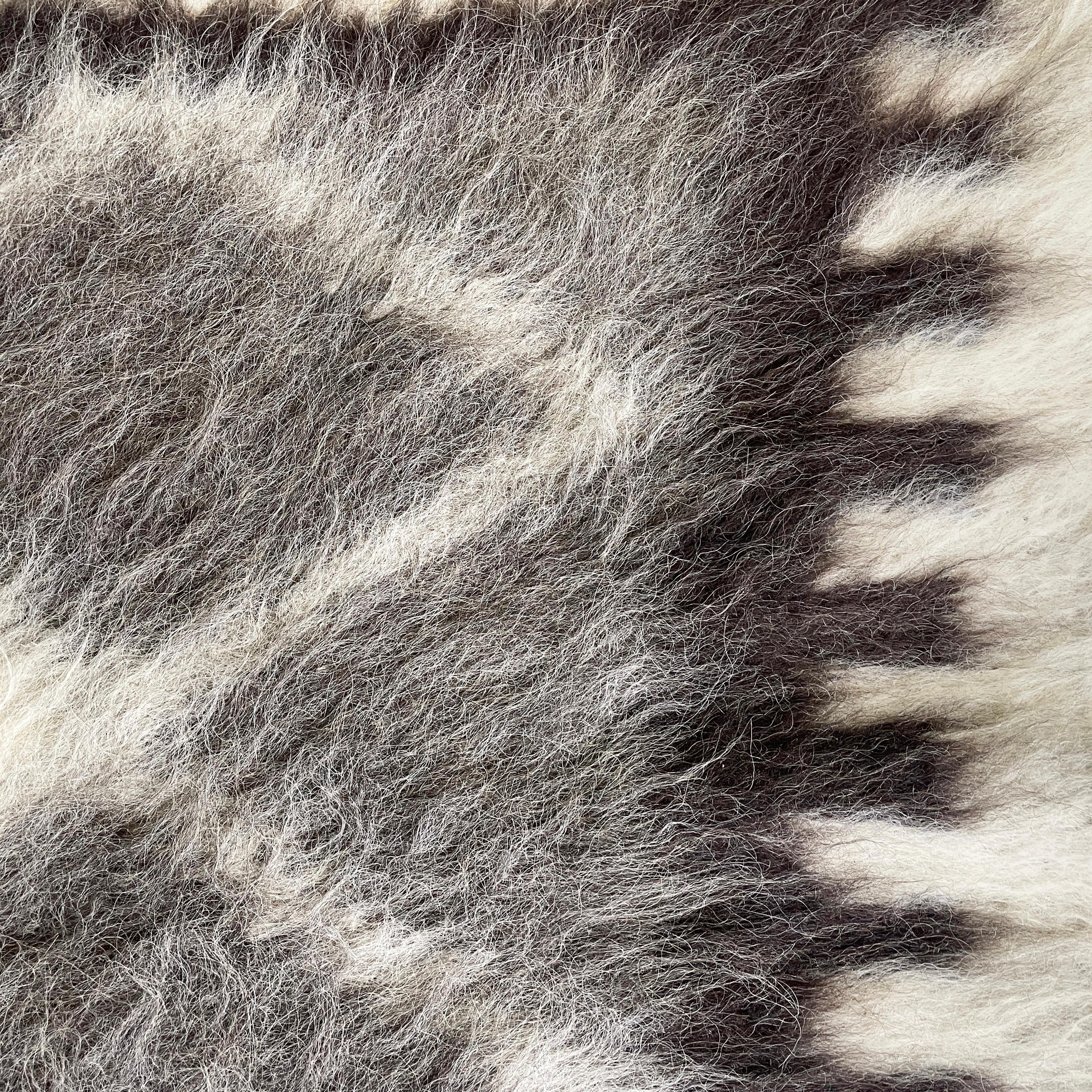 Alpaga Tapis moderne italien à longs poils en laine d'alpaga marron et beige, années 1980 en vente