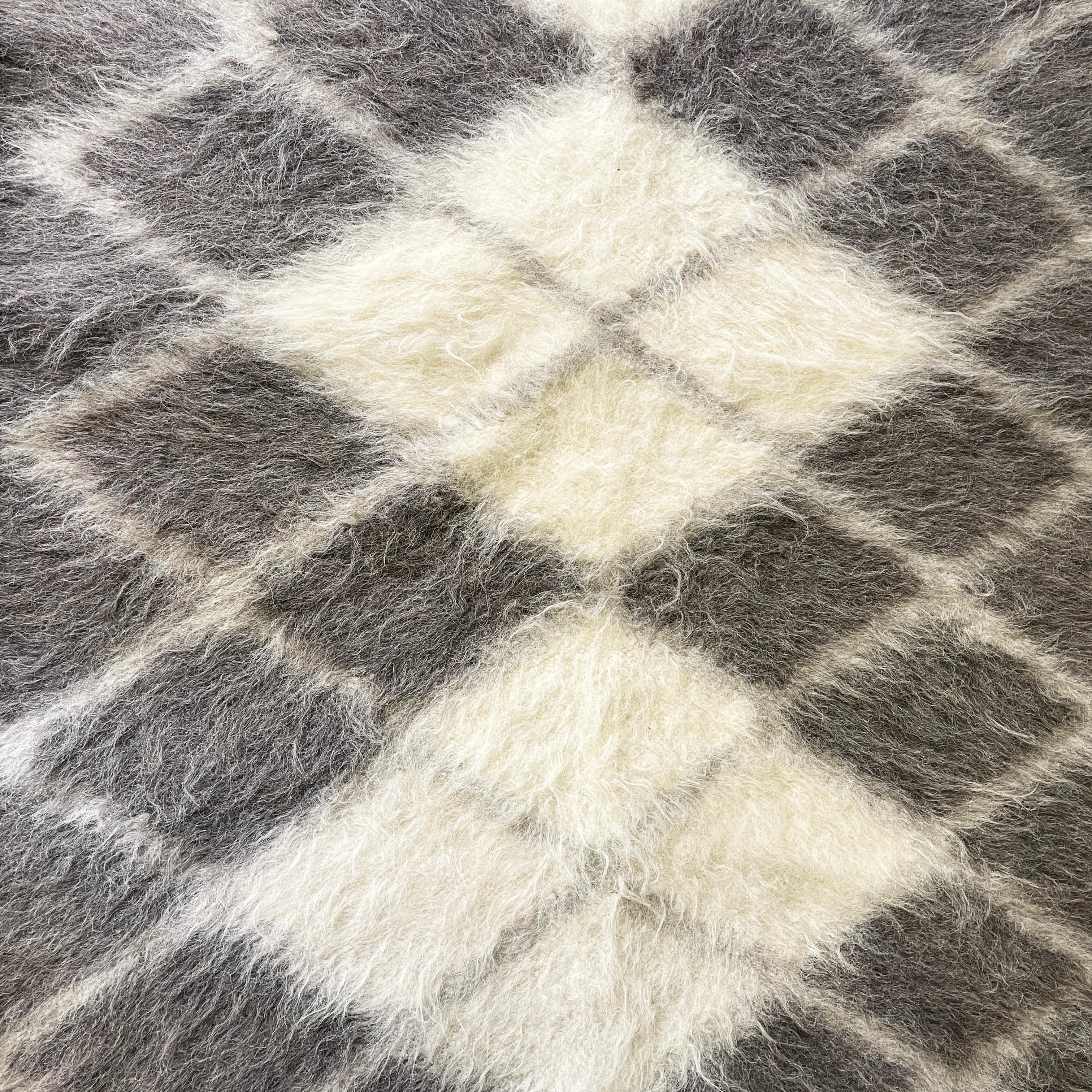 Italian modern long-pile carpet in brown and beige alpaca wool, 1980s For Sale 2