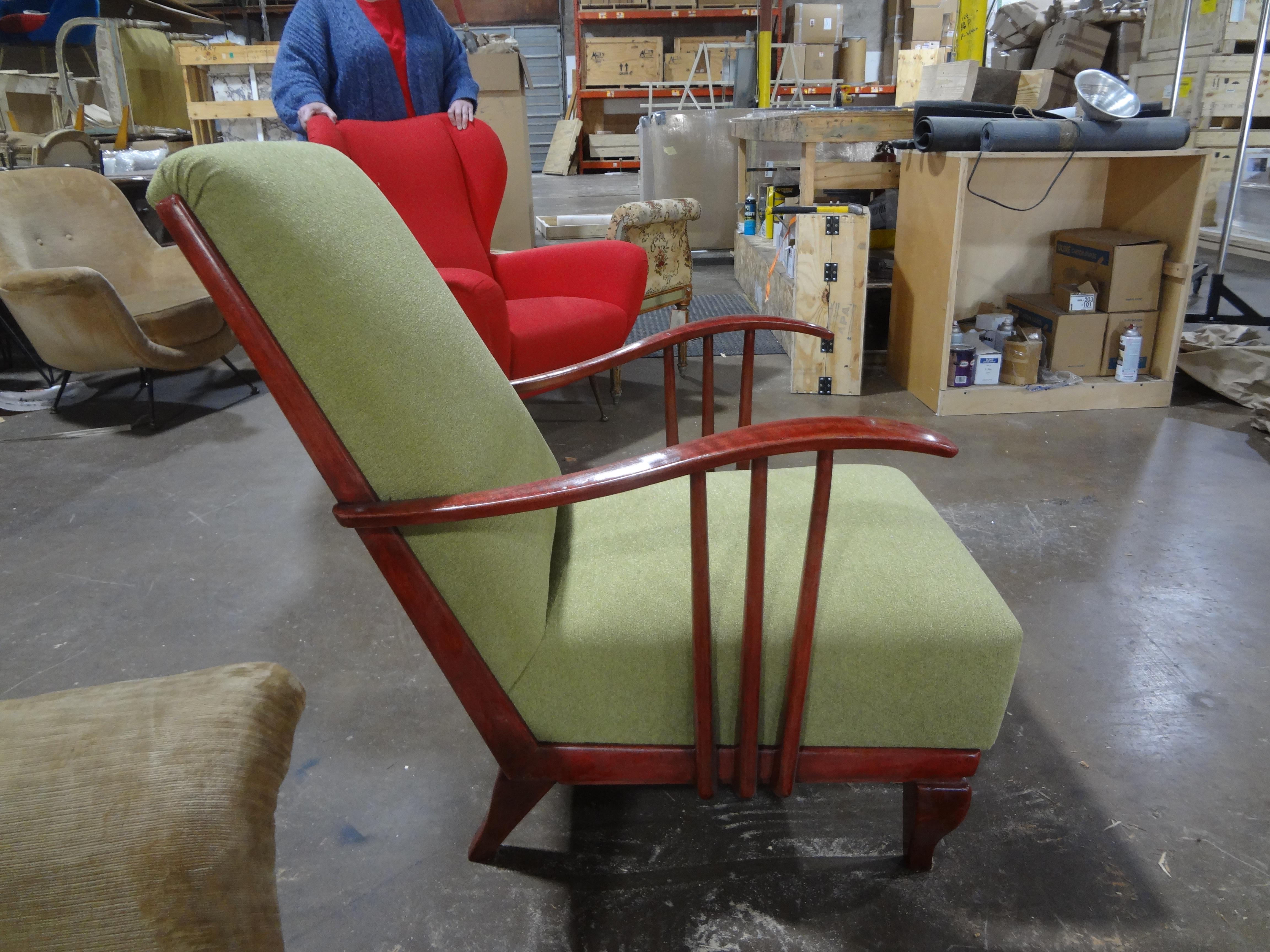 Moderner italienischer Loungesessel, der Paolo Buffa zugeschrieben wird.
Dieser prächtige Stuhl aus der Mitte des Jahrhunderts hat ein wunderschönes Finish und sieht aus jedem Blickwinkel großartig aus.
Paolo Buffa wurde 1903 in Mailand, Italien,