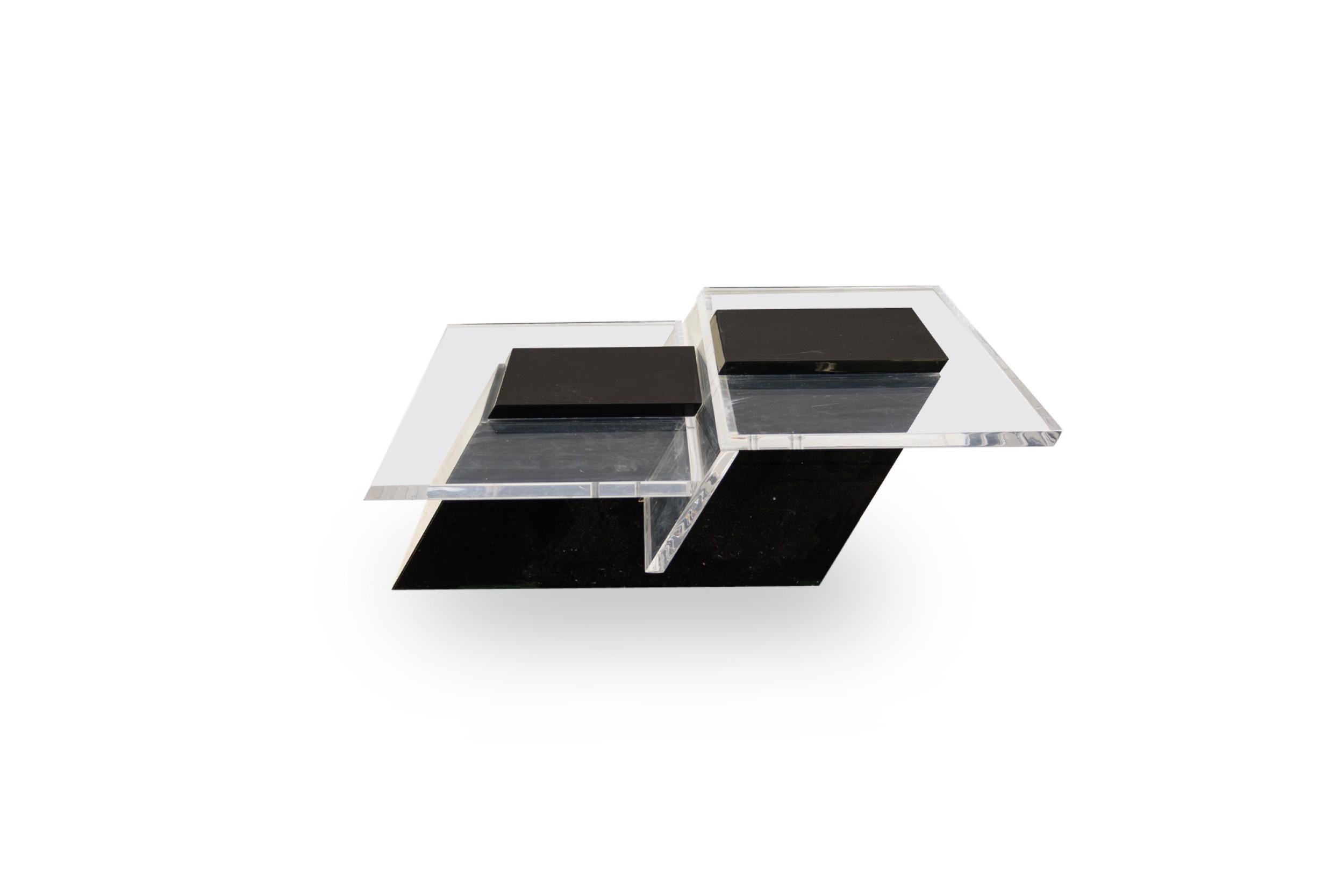 Moderner italienischer Couchtisch aus Lucite und Lack, Saporiti (Italienisch) im Angebot