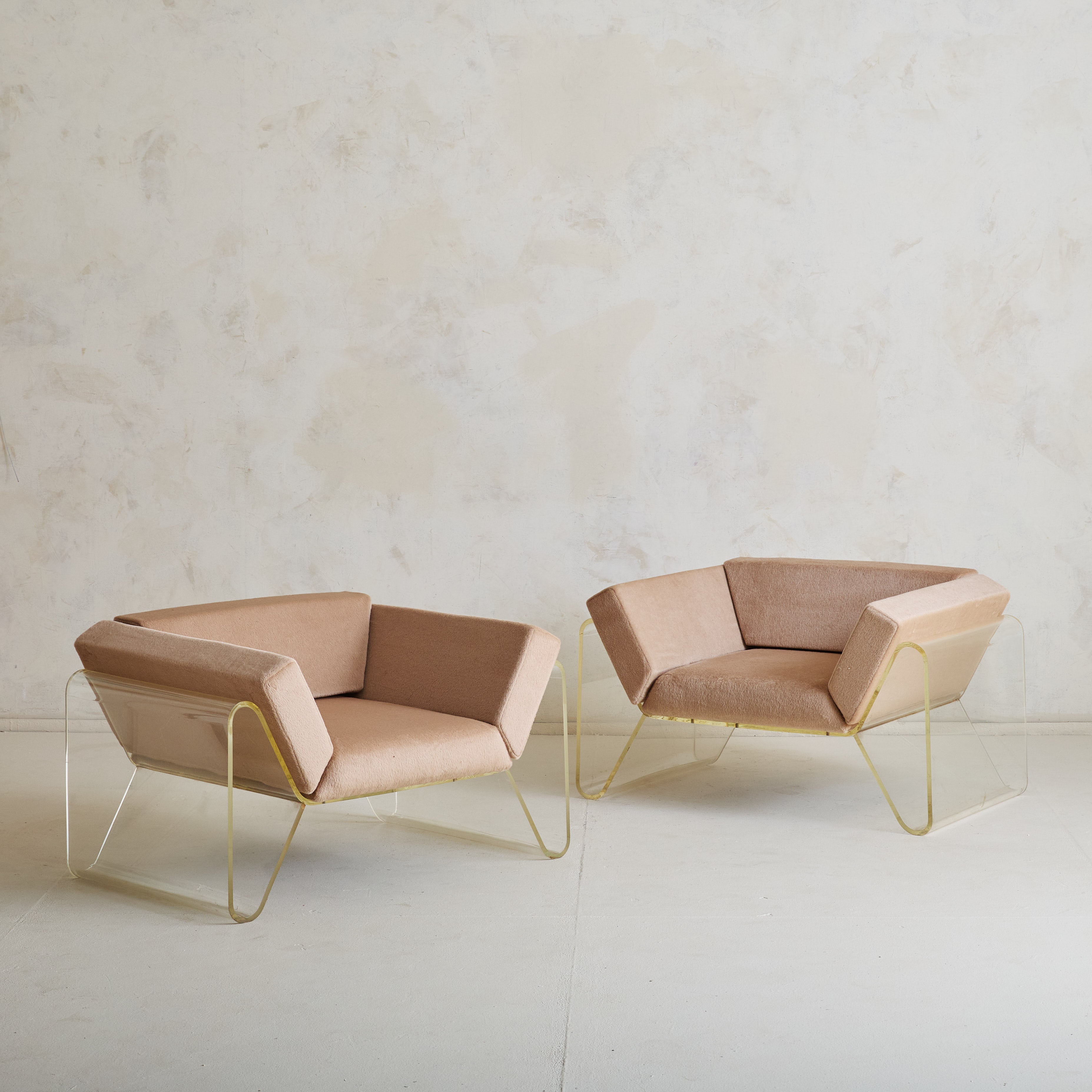 Se venden y cotizan individualmente.

Este sillón de los años setenta, un sorprendente ejemplo de diseño moderno italiano, tiene un escultural armazón de Lucite. Su construcción minimalista, definida por un respaldo bajo y un asiento profundo, evoca