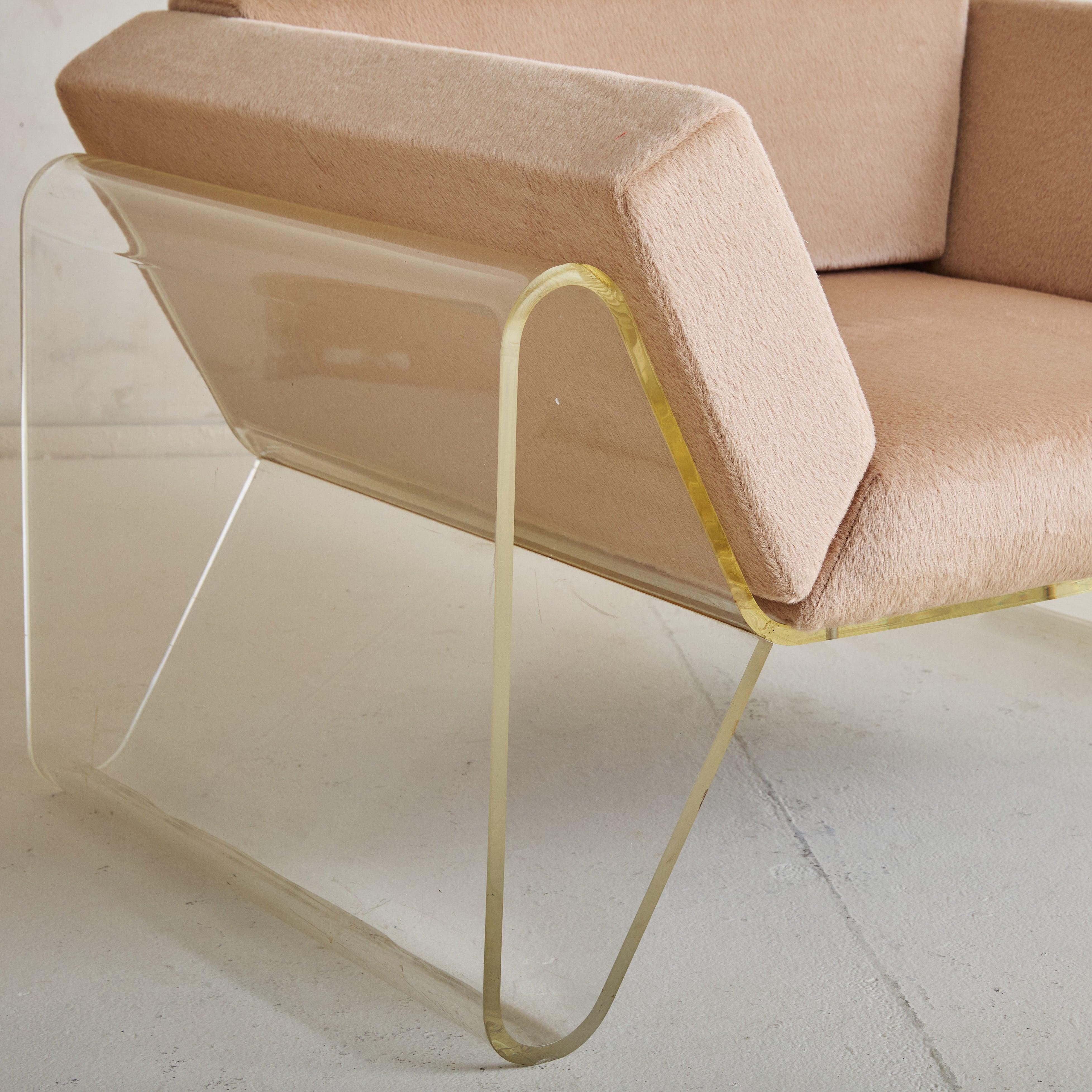 Silla de salón italiana moderna de lucita en alpaca caramelo claro, años 70 - 2 Disponibles en Bueno estado para la venta en Chicago, IL
