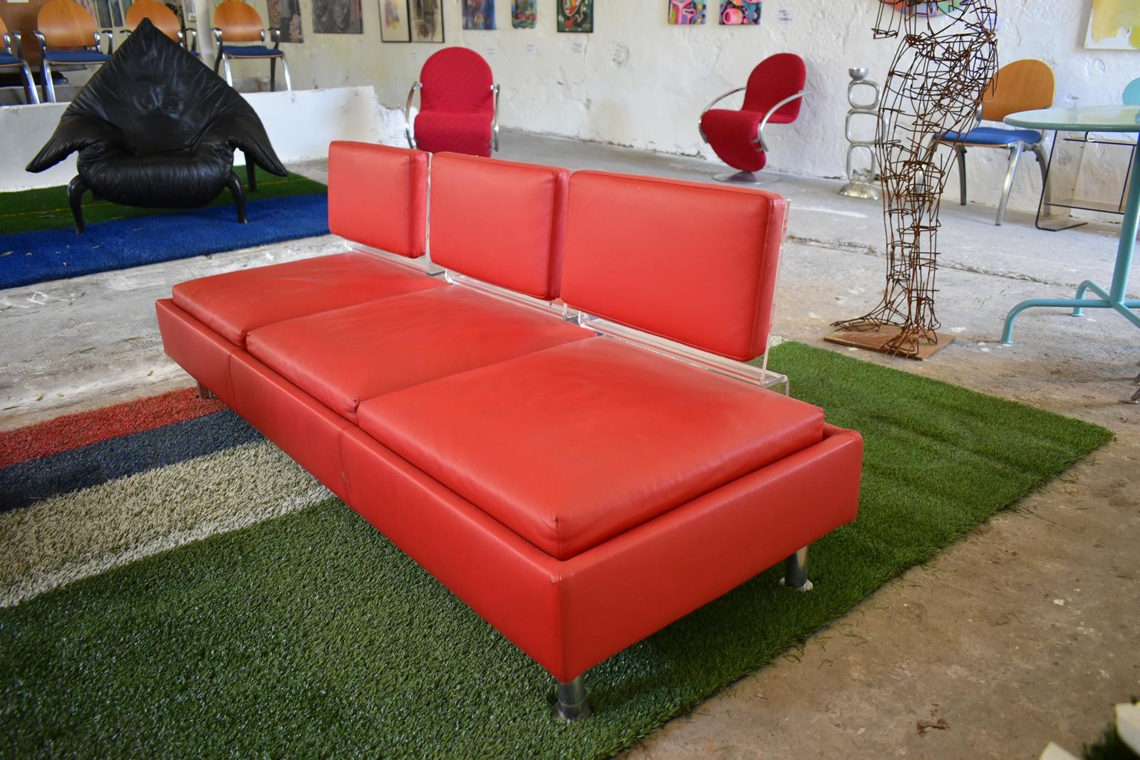 Italienische Modernität und Luxus  Design Sofa  Rotes Leder   1990s (Moderne) im Angebot