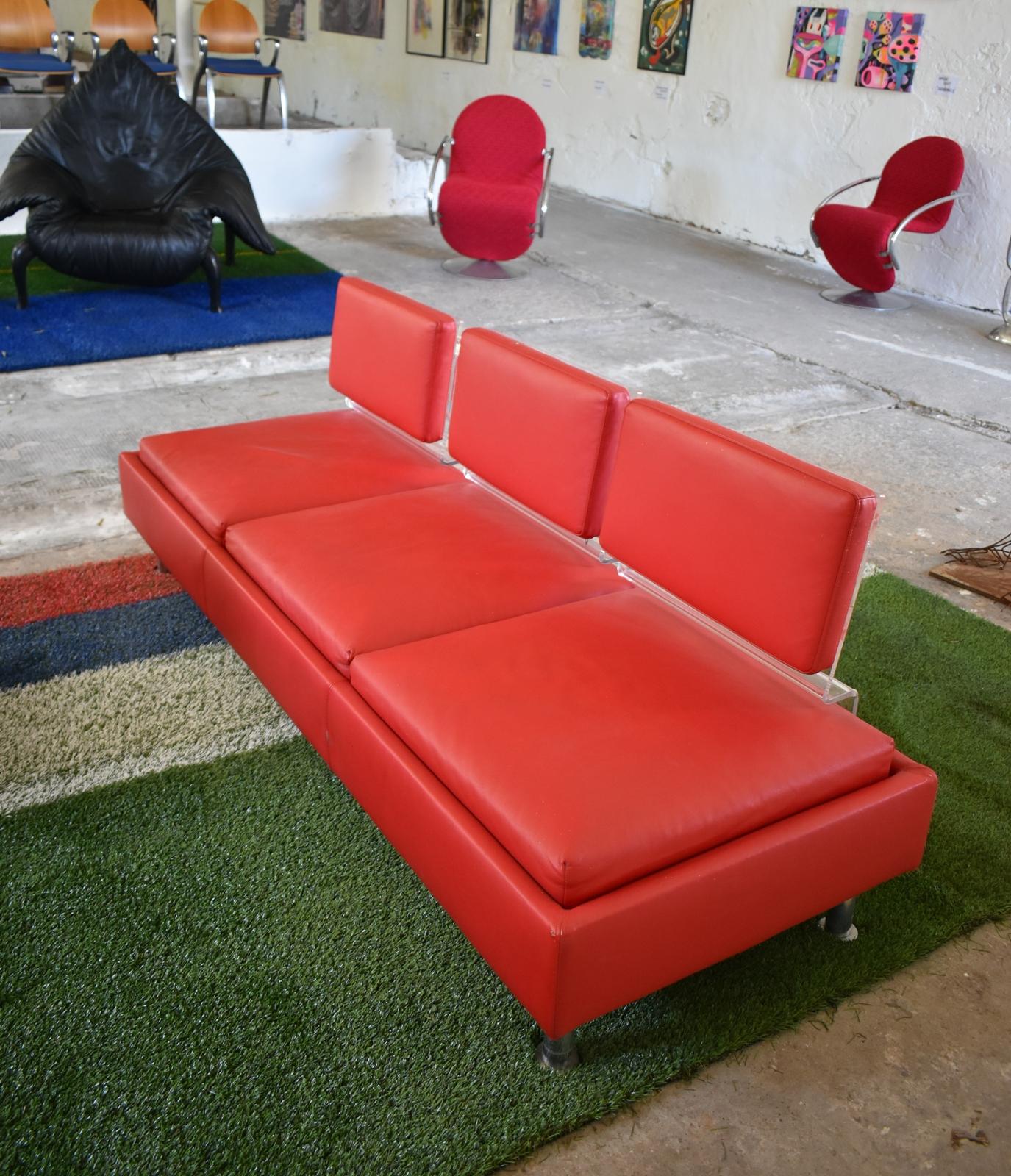 Italienische Modernität und Luxus  Design Sofa  Rotes Leder   1990s im Zustand „Gut“ im Angebot in Debrecen, HU