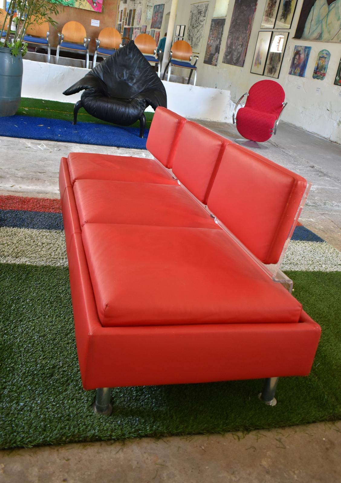 Italienische Modernität und Luxus  Design Sofa  Rotes Leder   1990s (Metall) im Angebot