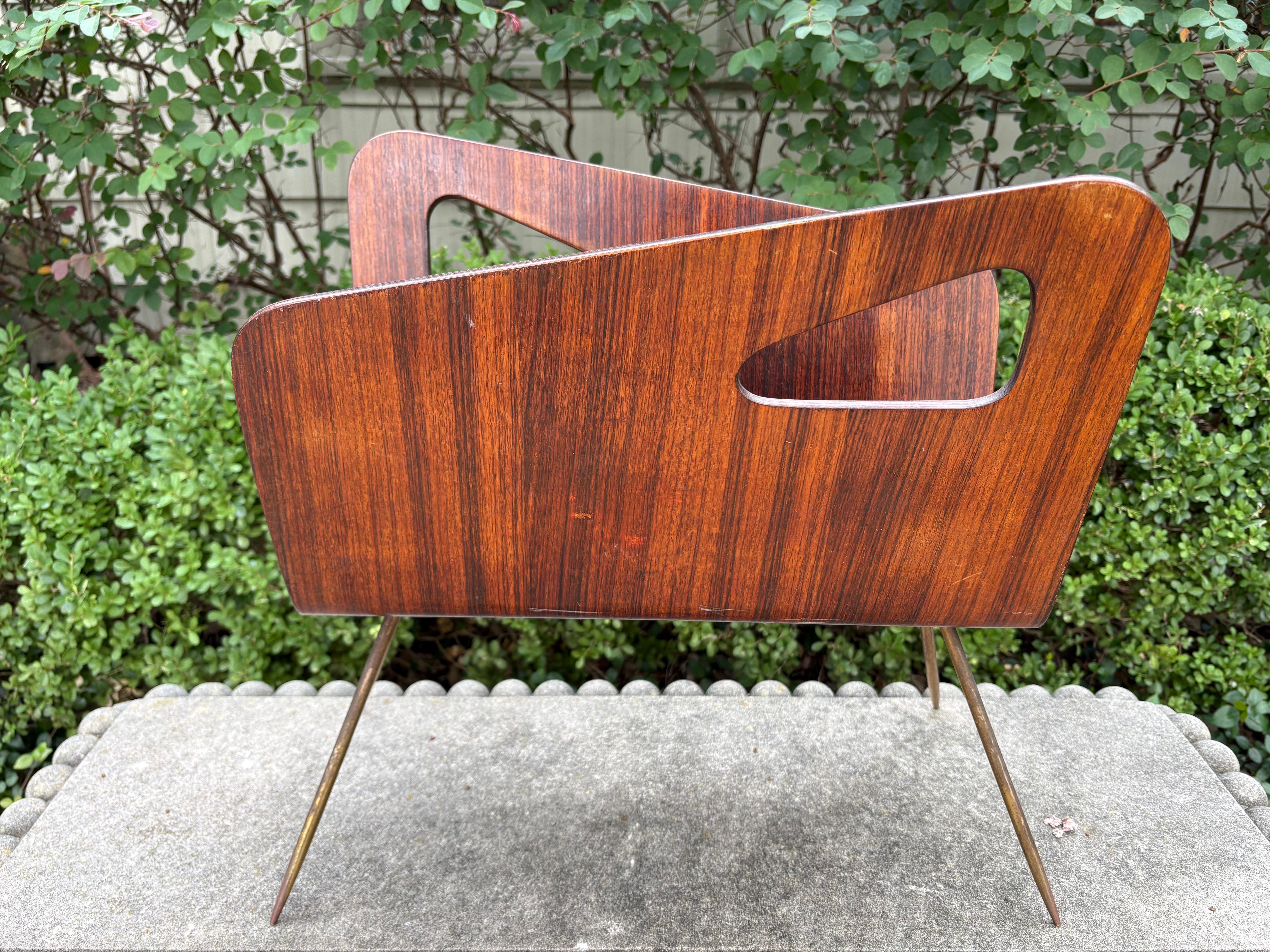 Portariviste in ottone e noce di ispirazione italiana Gio Ponti.
Questo insolito portariviste o portariviste geometrico in bronzo e noce di ispirazione italiana del midcentury/modernista Gio Ponti presenta un interessante disegno di ritagli