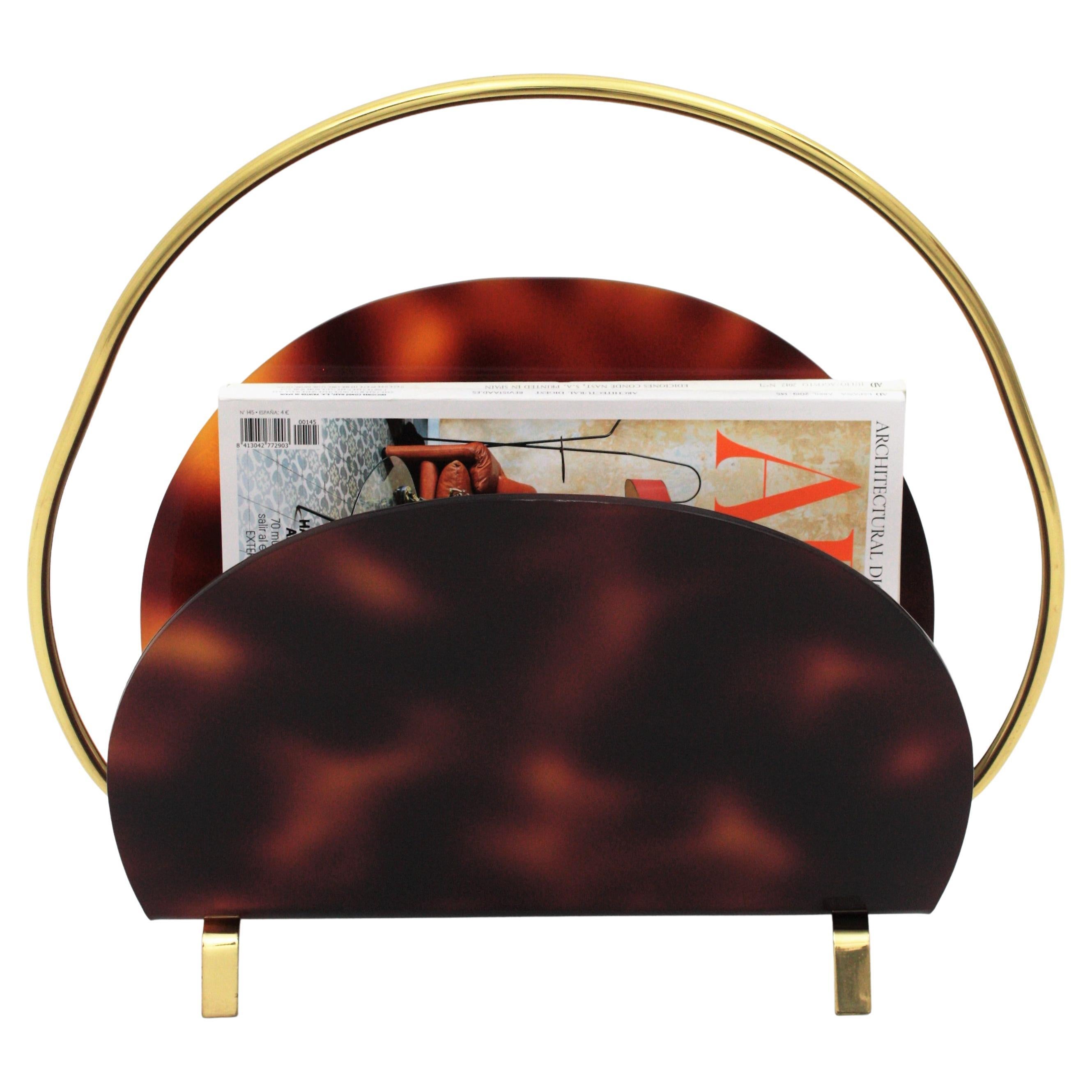 Bellissimo portariviste/supporto in lucite in finto carey/tartaruga della metà del secolo scorso con maniglia in ottone e quattro piedini. Prodotto in Italia, anni '70.
Il portariviste è realizzato con due lastre di lucite e ha una maniglia tubolare