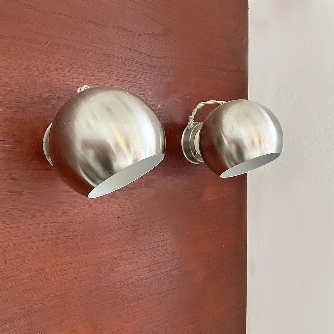 Italian modern spherical, magnetically and satin steel pair of wall lamp by Goffredo Reggiani for Reggiani Illuminazione, 1970s.
Pair of appliques with spherical structure magnetically anchored to its wall support, with external finish in satin