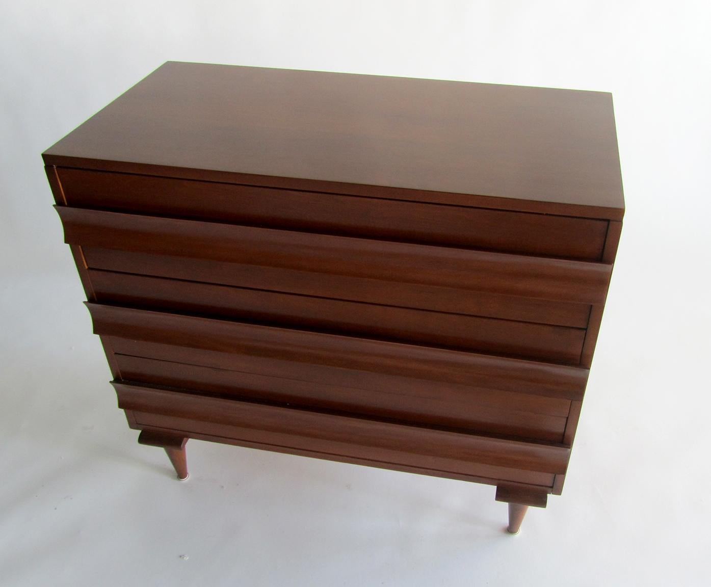 The rectangular case with 3 drawers with double ''fins