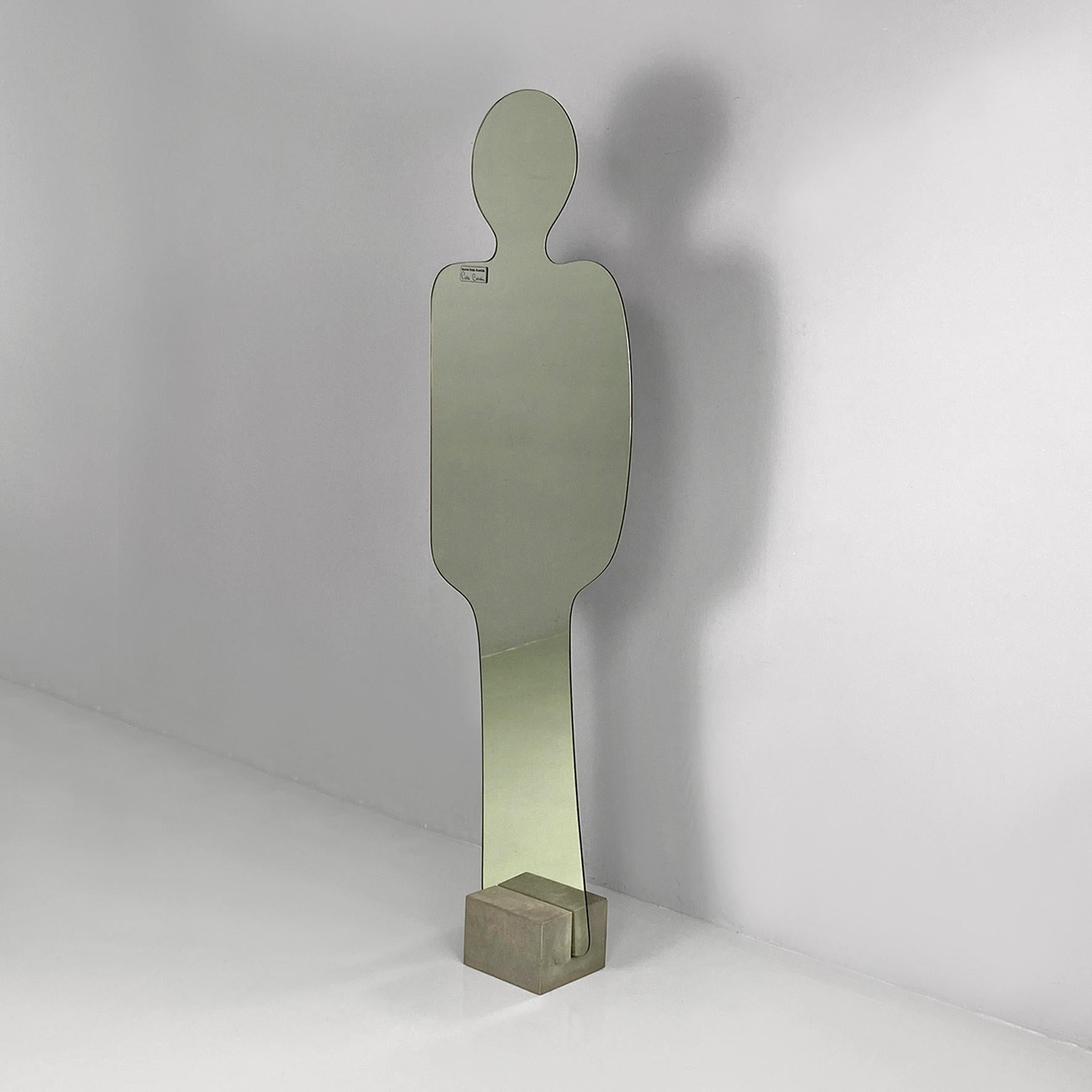 Selbsttragender, mannshoher Bodenspiegel Mod. Narciso. Die Rückseite des Spiegels ist aus schwarzem Kunststoff, mit einer geometrischen Textur in Relief, während darauf der Spiegel, sichtbar auf der Vorderseite, befestigt ist. Der Spiegel passt in