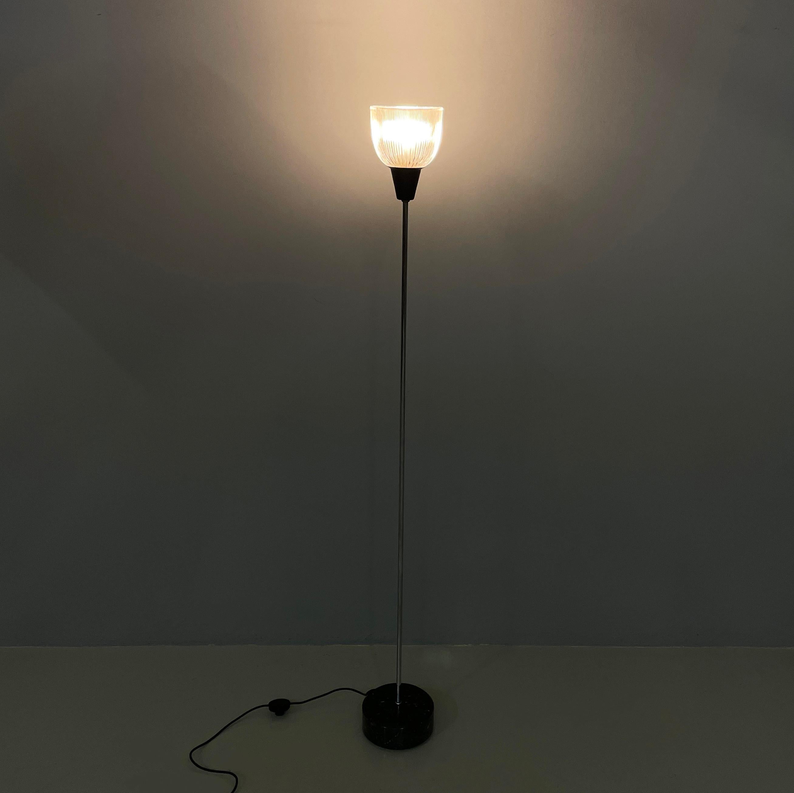 Lampadaire moderne italien en marbre LTE6 par Ignazio Gardella pour Azucena, années 1980.
Lampadaire iconique et vintage mod. LTE6 avec diffuseur en verre prismatique et métal peint en noir. La structure est faite de tiges d'acier. La base ronde est