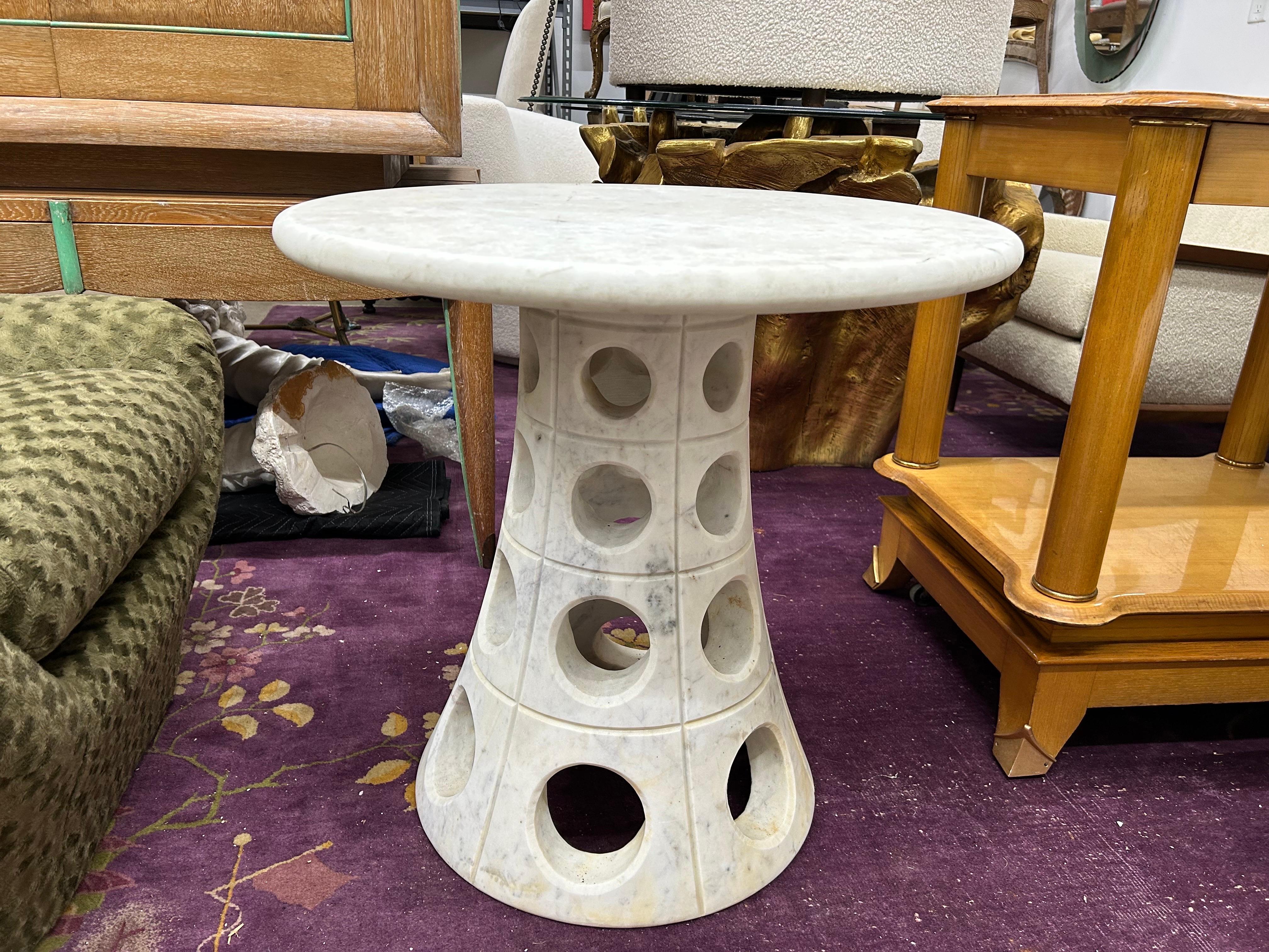 Mesa de mármol moderna italiana.
Se trata de una elegante y moderna mesa italiana de mármol de Carrara, mesa auxiliar, mesa de té o mesa de centro, con una base cónica que presenta un diseño circular recortado y un tablero complementario de mármol