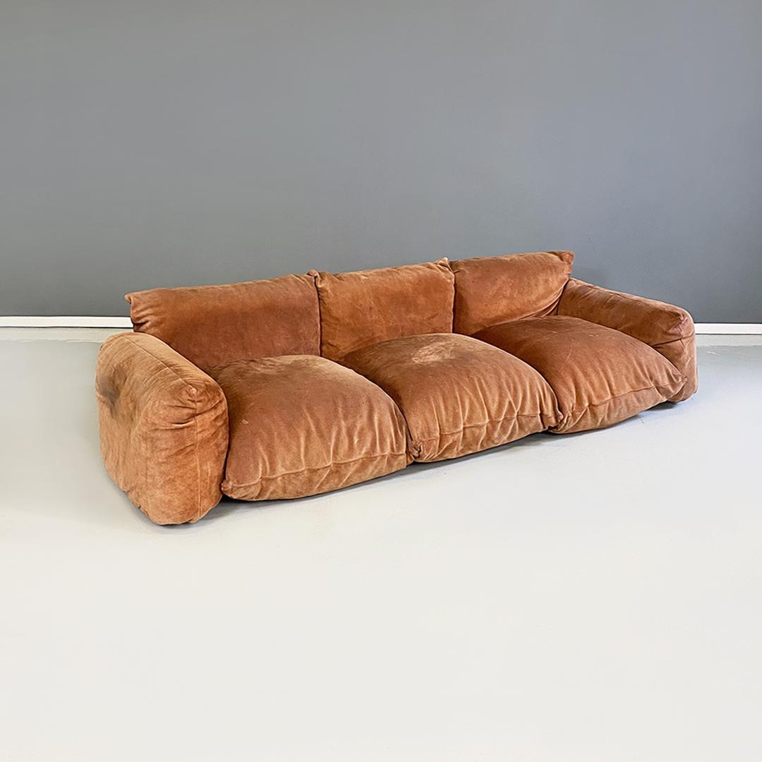 Italian modern Marenco sofa and armchair by Mario Marenco for Arflex, 1970s.
Marenco model living room, composed of a three-seater sofa and armchair with a non-visible metal structure, to which all the cushions that make up the two elements of the