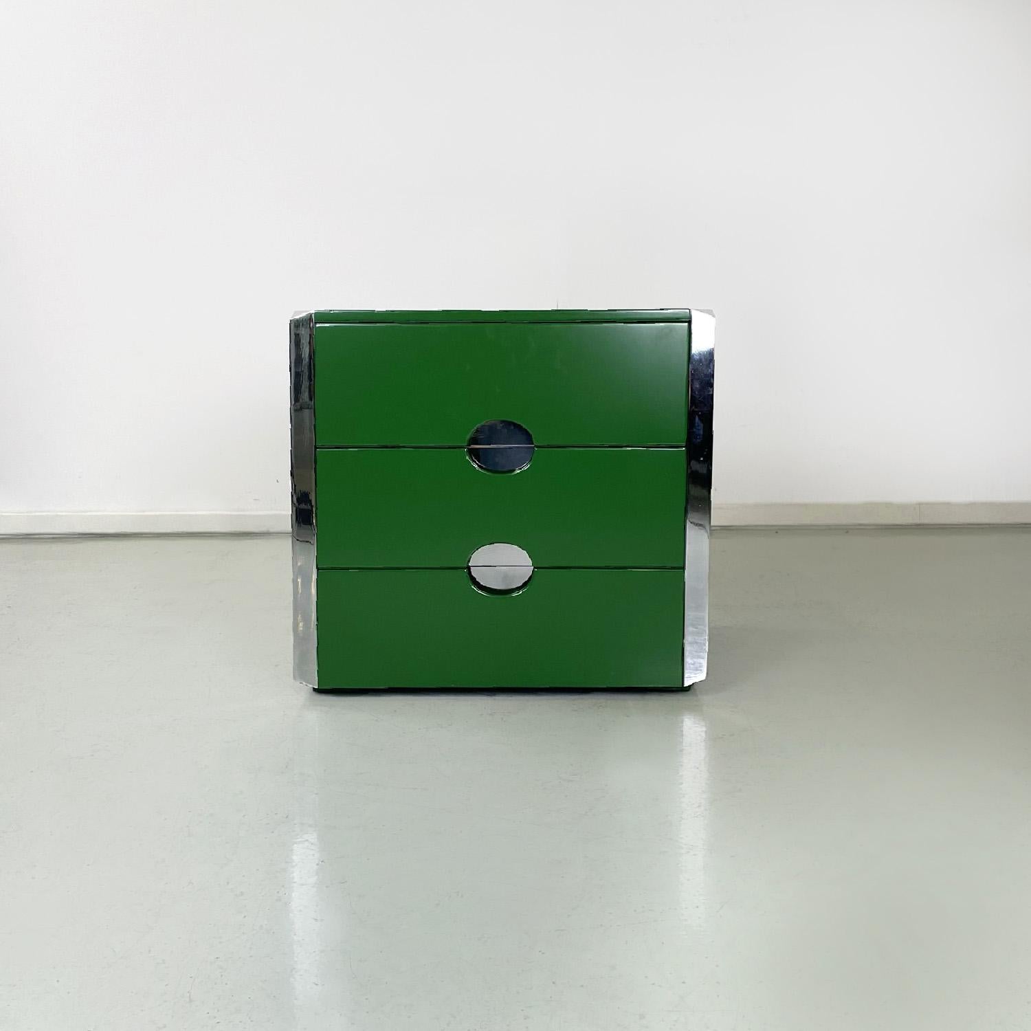Italian modern MB3 bedside tables by Luigi Caccia Dominioni for Azucena, 1970s
Bedside tables mod. MB3 rectangular. The structure is in green lacquered wood with a matte finish, on the sides there is a chromed metal bar of the same height. They have