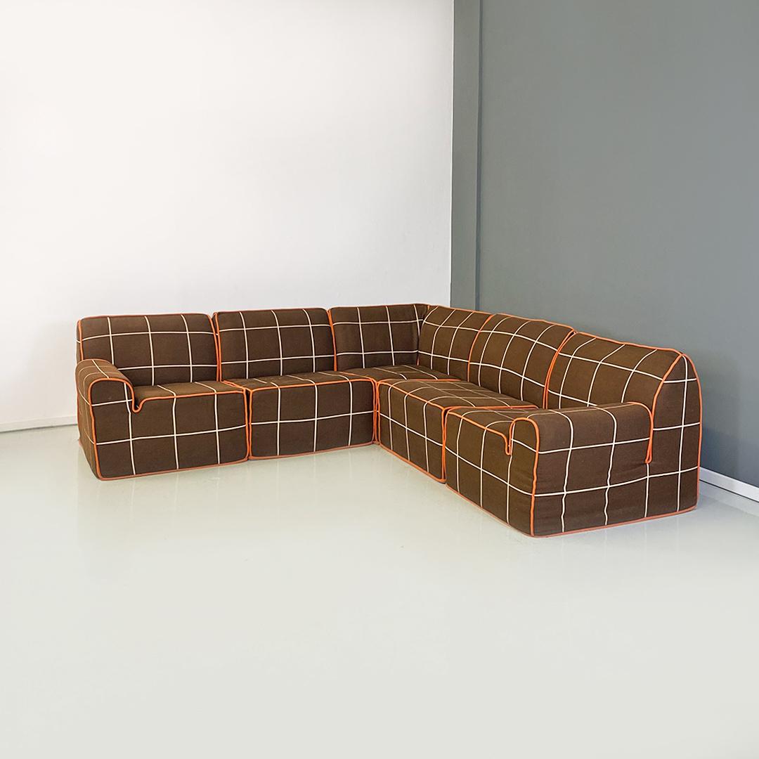 Italian modern Me too modular sofa by De Pas, D'Urbino and Lomazzi for Bonacina, 1973.
Me Too model modular sofa with structure composed of two modules without armrests, the other two with single armrest and a corner module, all covered in brown