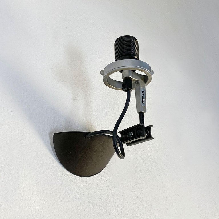 Italian modern metal, aluminium Aggregato wall lamp by Enzo Mari and Giancarlo Fassina for Artemide, 1970s
Aggregato model wall lamp, in metal and aluminum with central wedge structure from which the arm with lamp holder starts, equipped with a