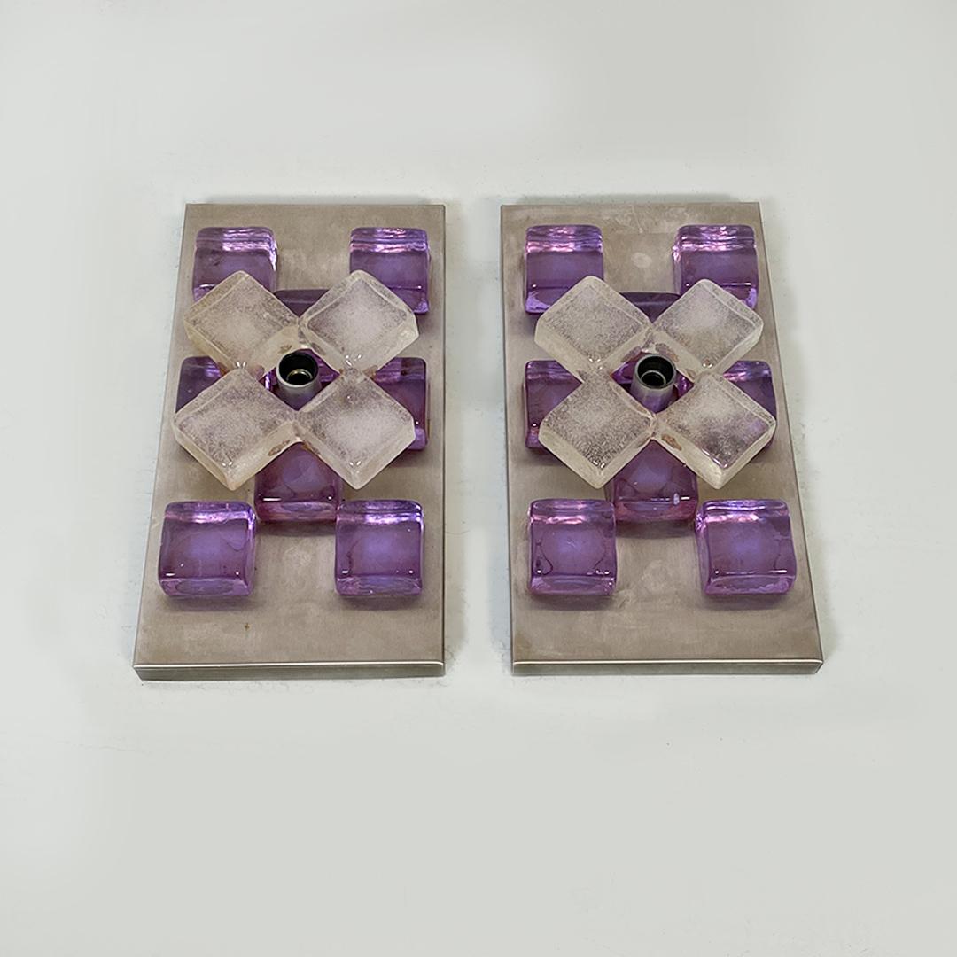 Italian modern satin metal and purple or light blue alexandrite glass cubes pair of wall lamps or appliques by Angelo Brotto for Esperia in 1970s.
Wall lamps with rectangular structure in satin metal sheet with white and purple glass cubes. The