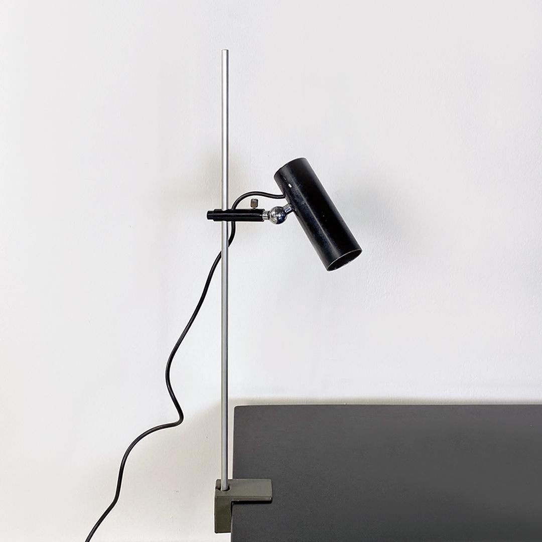 Lampe de bureau moderne italienne en métal noir et acier chromé par Gino Sarfatti pour Arteluce, années 1970.
Lampe de bureau avec fixation à la table au moyen d'une pince, avec tige en acier chromé et diffuseur cylindrique en métal noir. Joint en