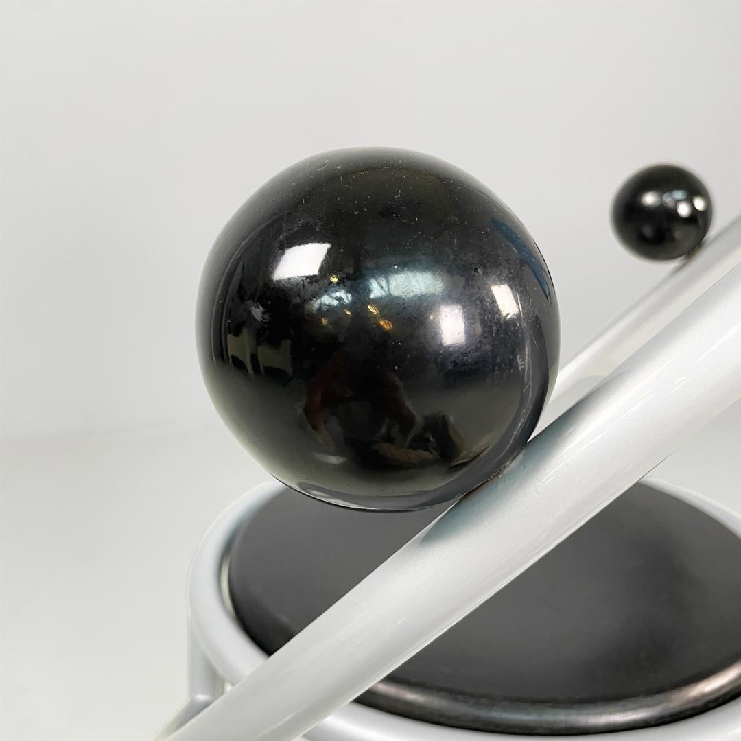 Chaise moderne italienne en métal et en bois First by Michele de Lucchi for Memphis, 1983 en vente 10