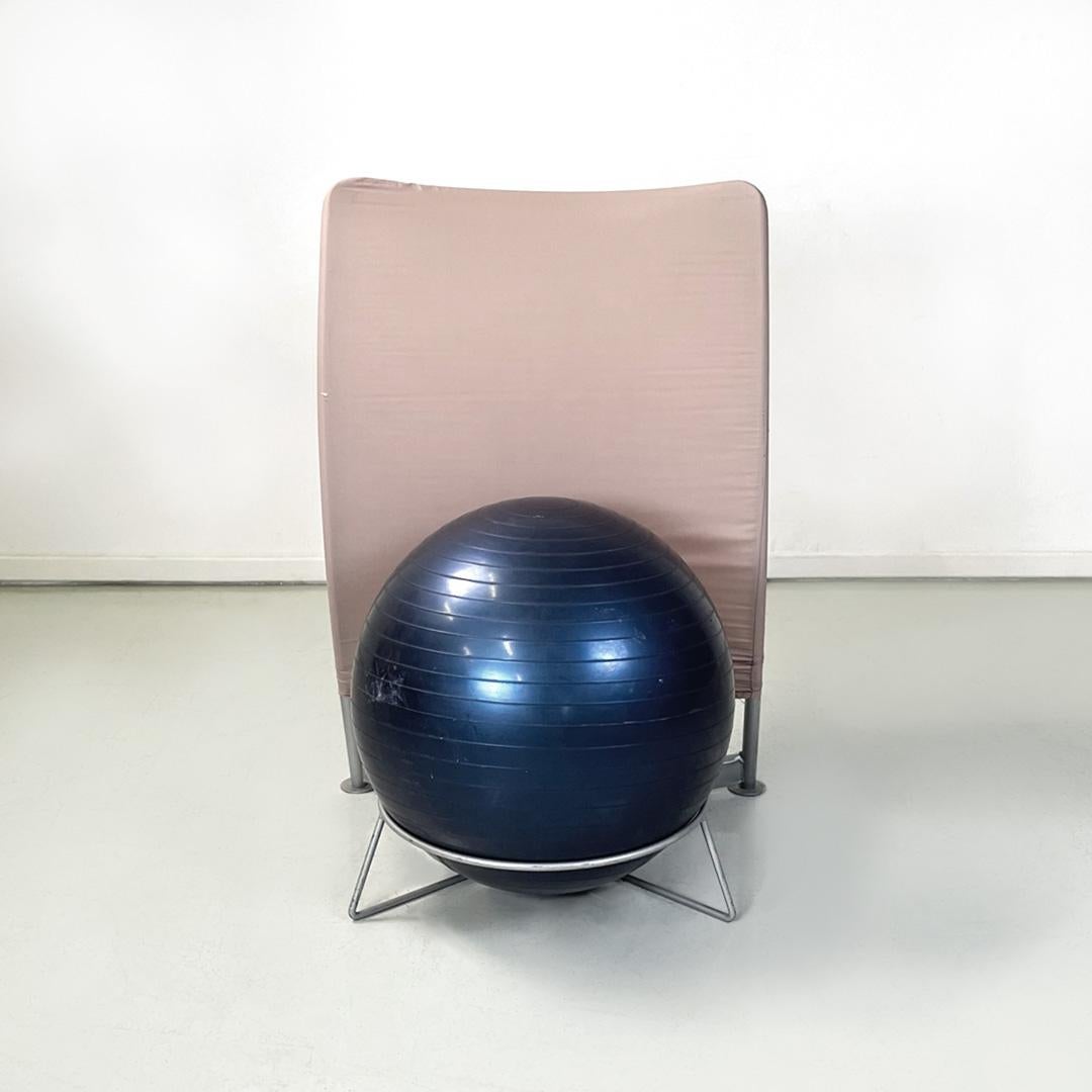 Fauteuil moderne italien à boules bleues San Siro conçu par Fabrizio Ballardini, 1995
Fauteuil en métal avec dossier rectangulaire et assise composée d'une balle bleue gonflable en plastique. La structure principale du siège est ronde avec des pieds