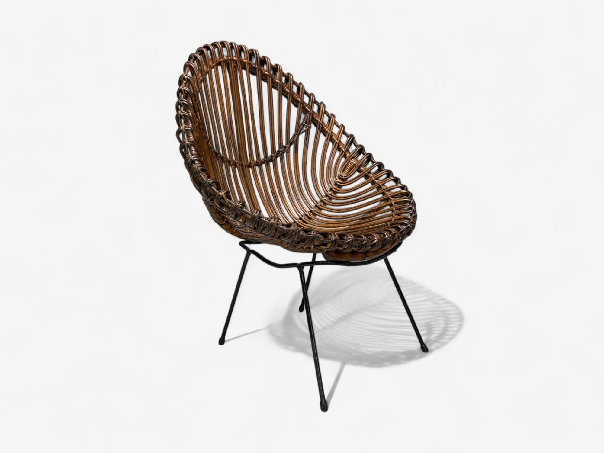 Chaise longue moderne italienne en métal, bambou et rotin, Italie, années 1950

Chaise de salon moderniste en métal, bambou et rotin, similaire aux travaux de Bonacina, conçue et produite en Italie vers les années 1950. Nous avons une paire de