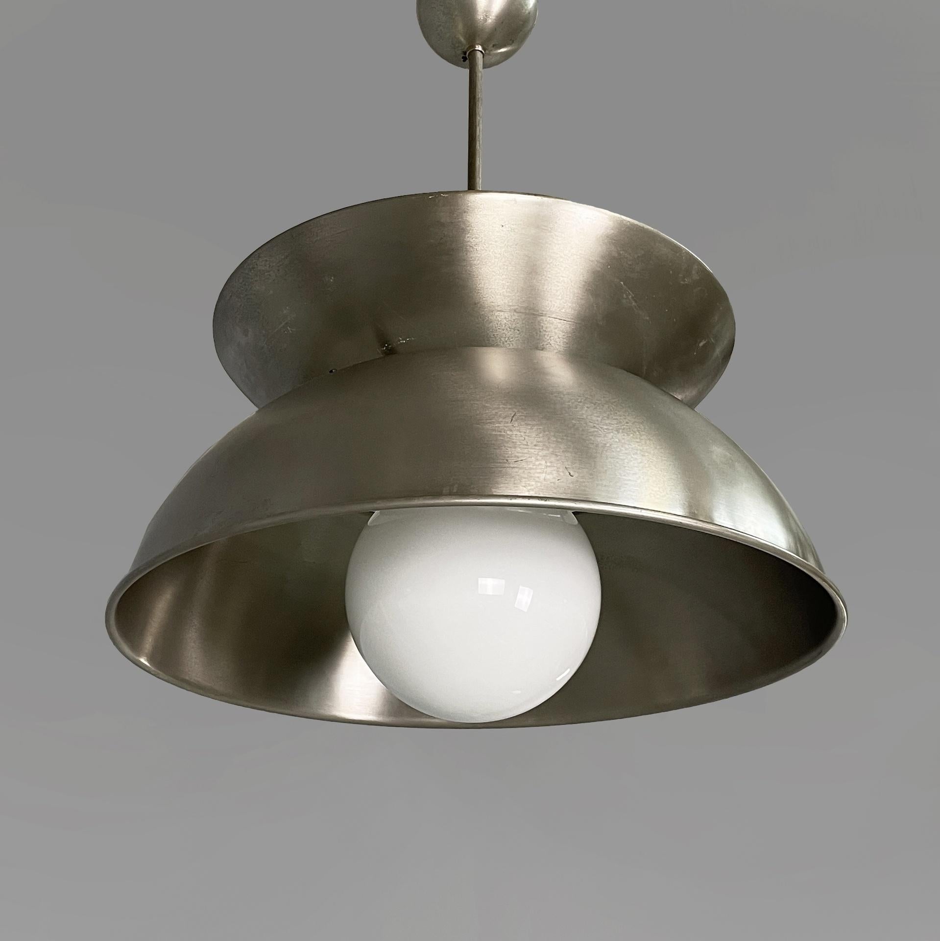 Lampadario moderno italiano in metallo e vetro opalino Cetra di Vico Magistretti per Artemide, anni '70
Lampadario modello Cetra con diffusore sferico in vetro opalino. La struttura è composta da due semisfere di metallo satinato. L'emisfero