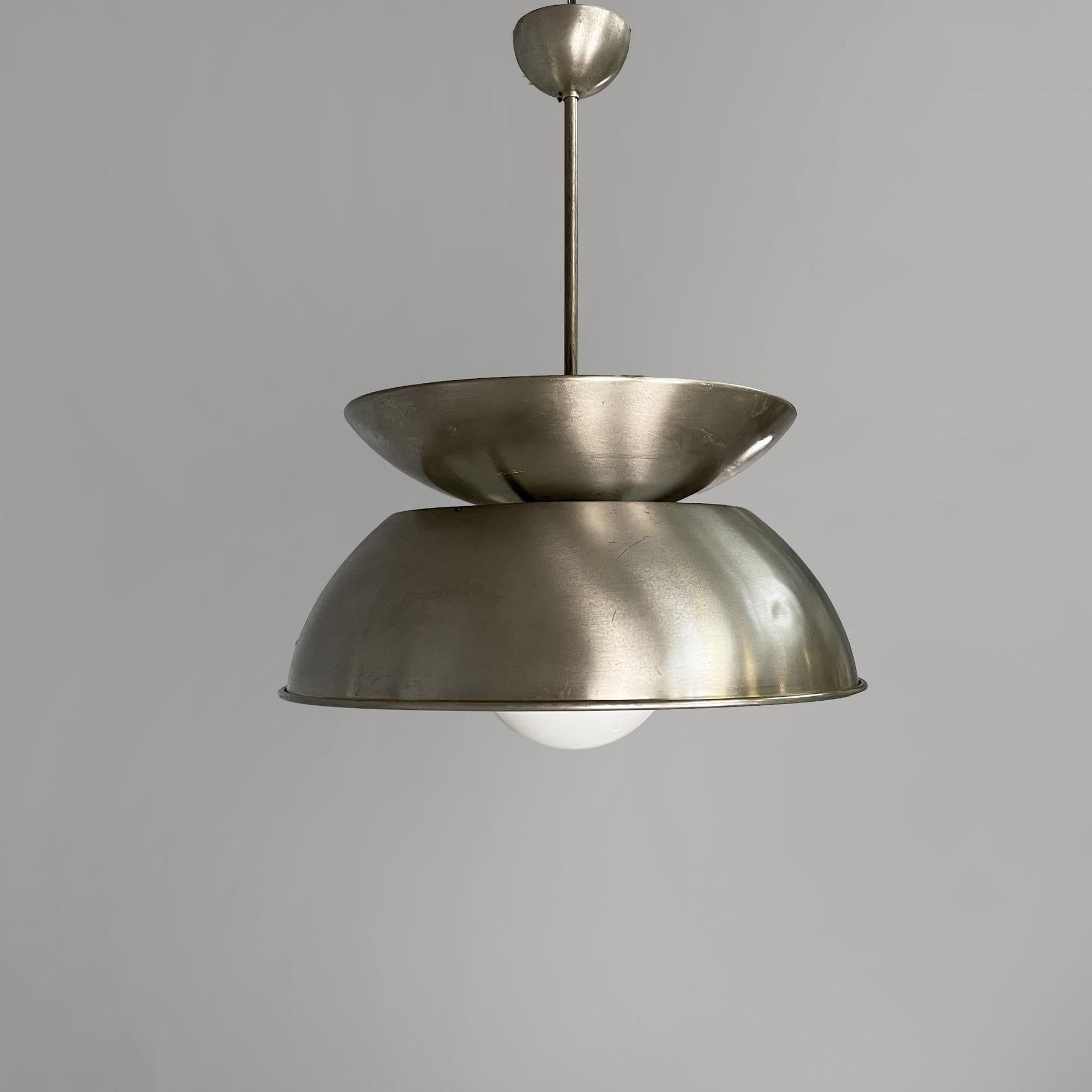 Italiano Lampadario moderno italiano in metallo Cetra di Vico Magistretti per Artemide, anni '70 in vendita