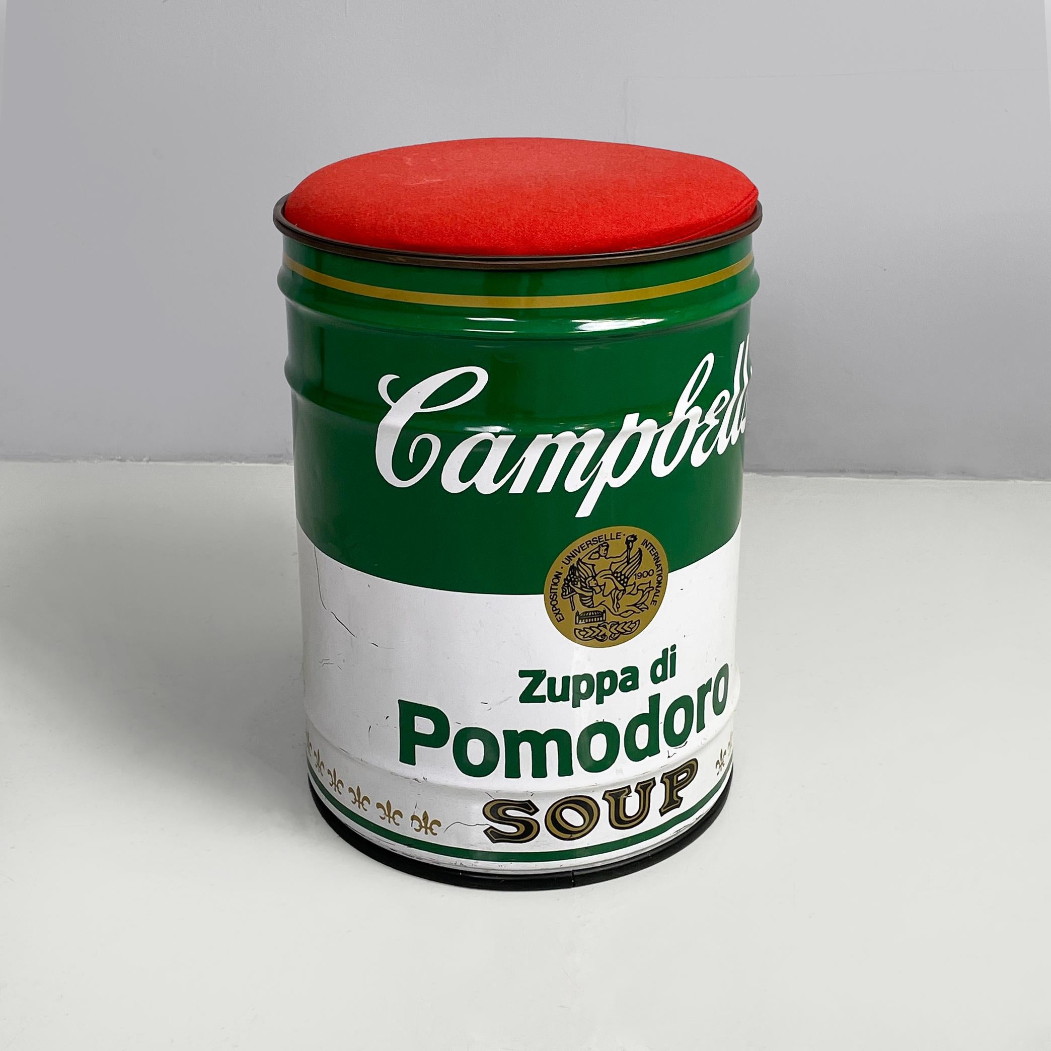 Moderner italienischer Hocker aus Metall und Stoff Omaggio a Warhol von Simon International, 1970er Jahre
Runder Tischhocker Modell Omaggio a Warhol mit gepolstertem Kissen in rotem Stoff. Auf der weiß-grünen Blechstruktur ist der ikonische