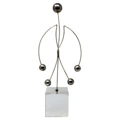Escultura cinética figurativa italiana moderna de metal